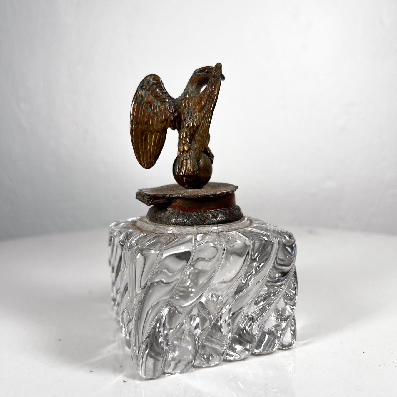 Laiton Joli encrier vintage en cristal taillé, couvercle aigle en laiton en vente