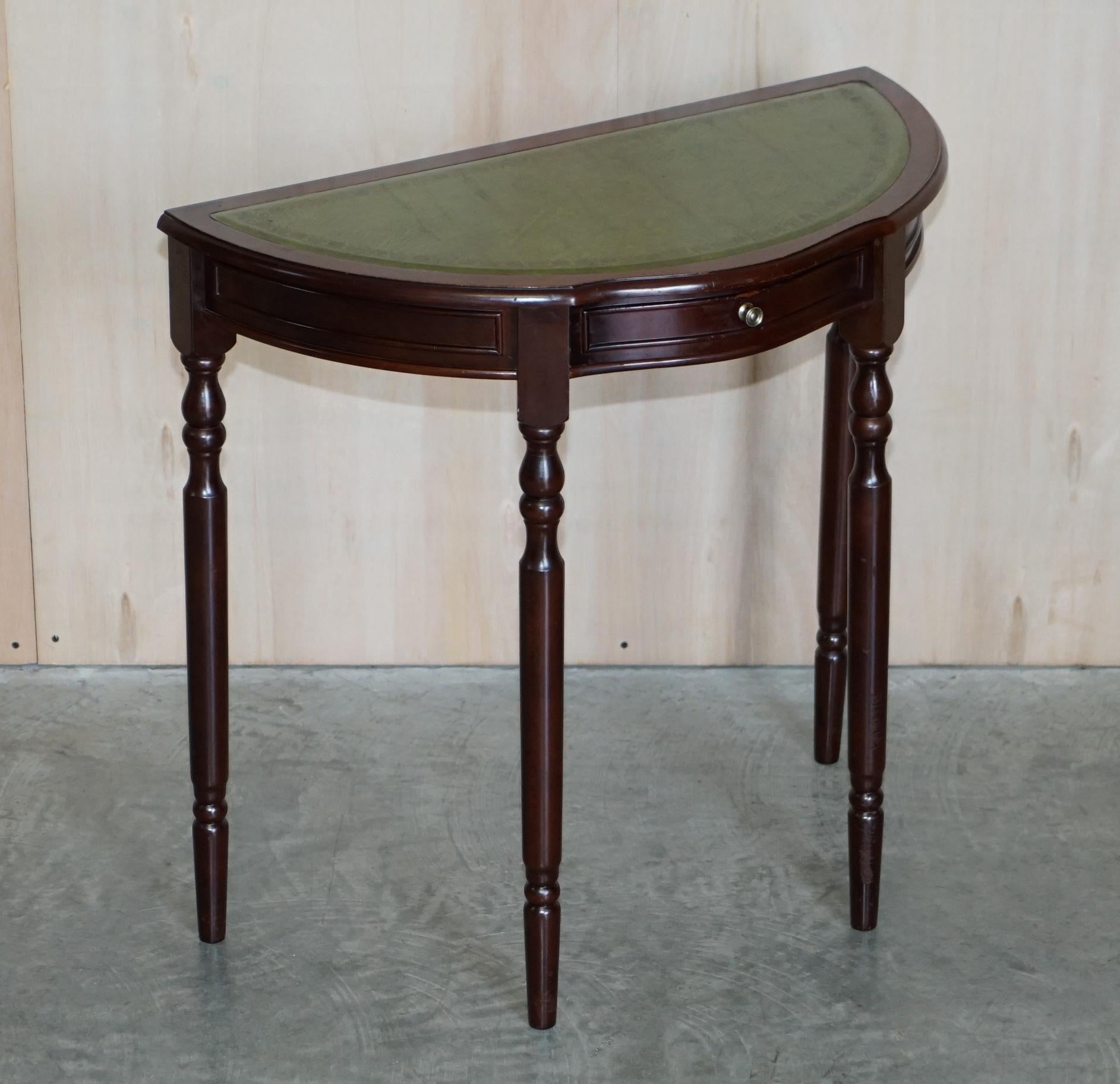 We are delighted to offer for sale this lovely vintage half moon mahogany with green leather top demi lune single drawer console table.

A good looking well made and decorative table, it has a nice vintage patina to it and works well in any