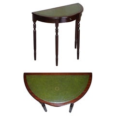Grazioso tavolo consolle vintage Demi Lune con piano in pelle verde e cassetto singolo