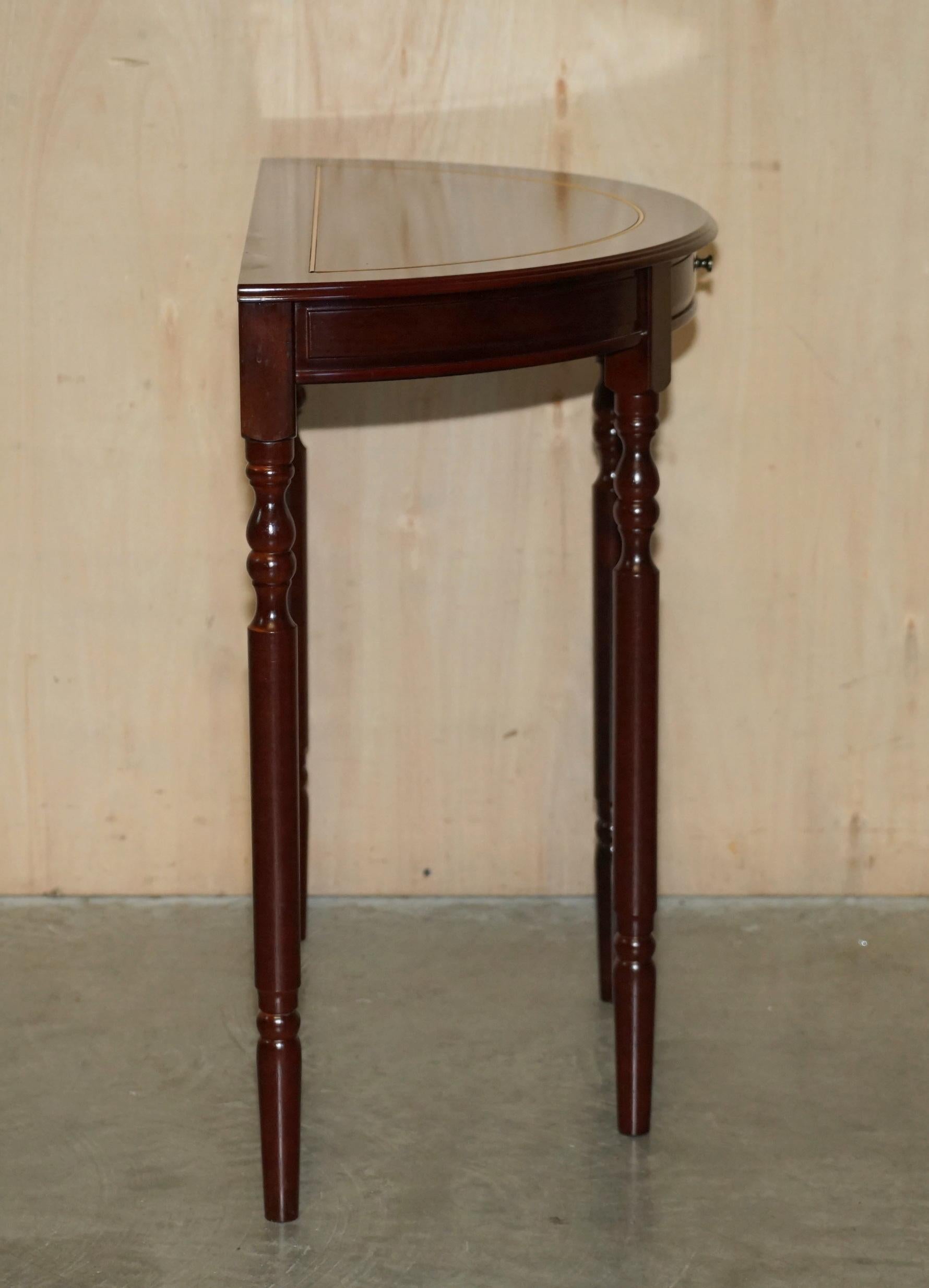 Jolie table console Demi Lune avec un seul tiroir en bois de feuillus flammé en vente 5