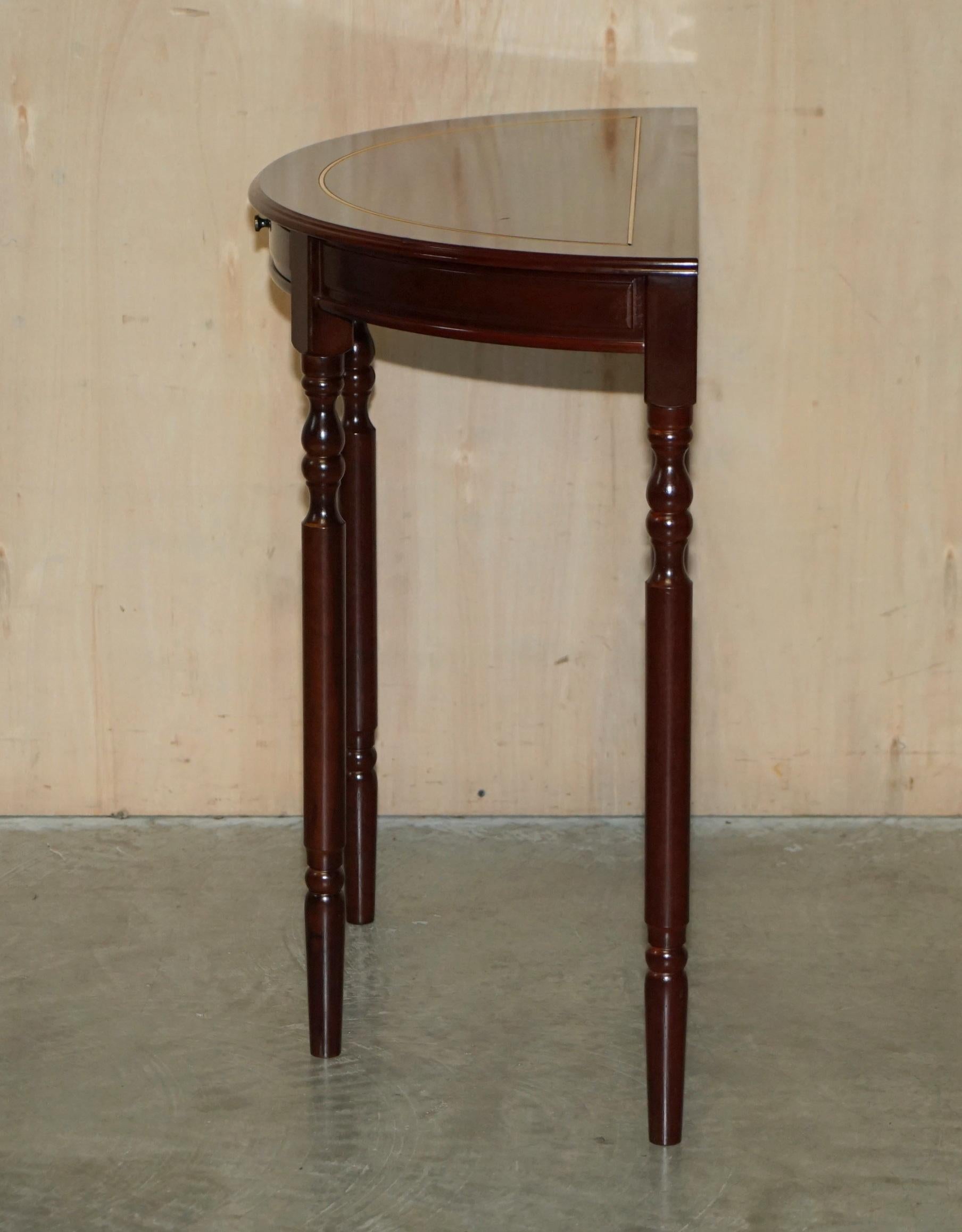 Jolie table console Demi Lune avec un seul tiroir en bois de feuillus flammé en vente 7