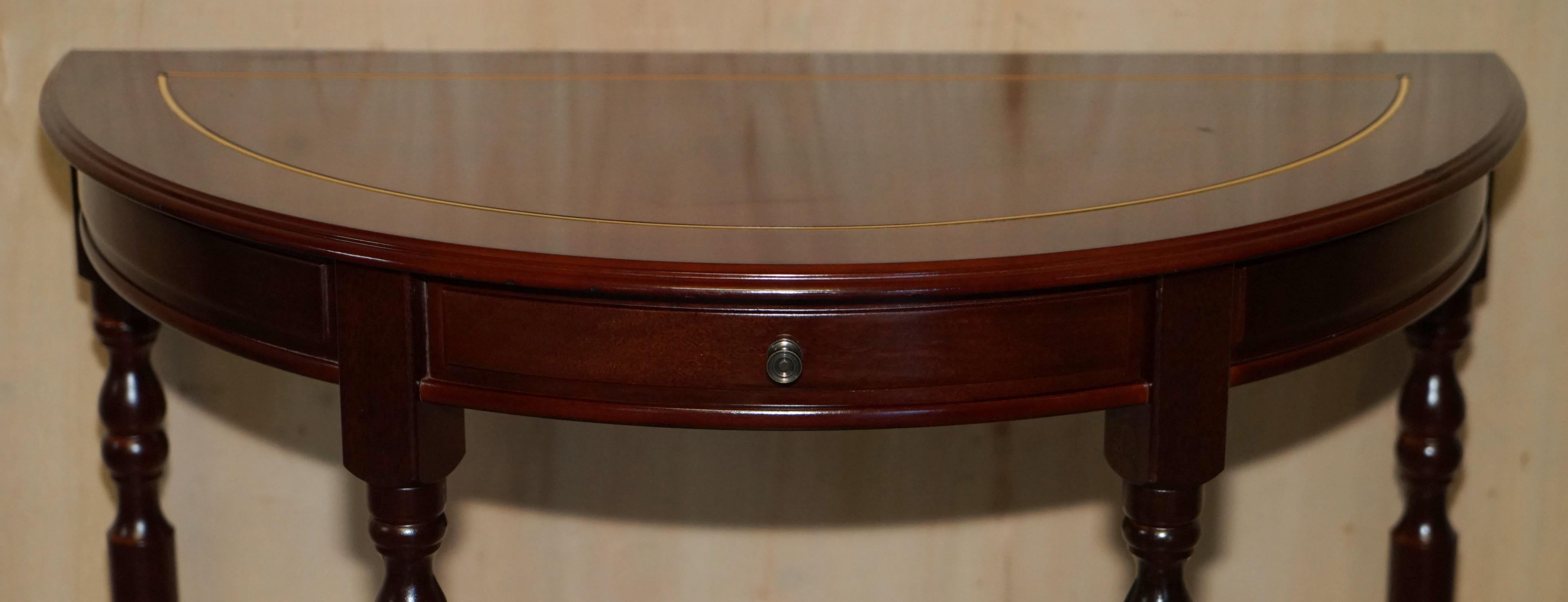 Anglais Jolie table console Demi Lune avec un seul tiroir en bois de feuillus flammé en vente