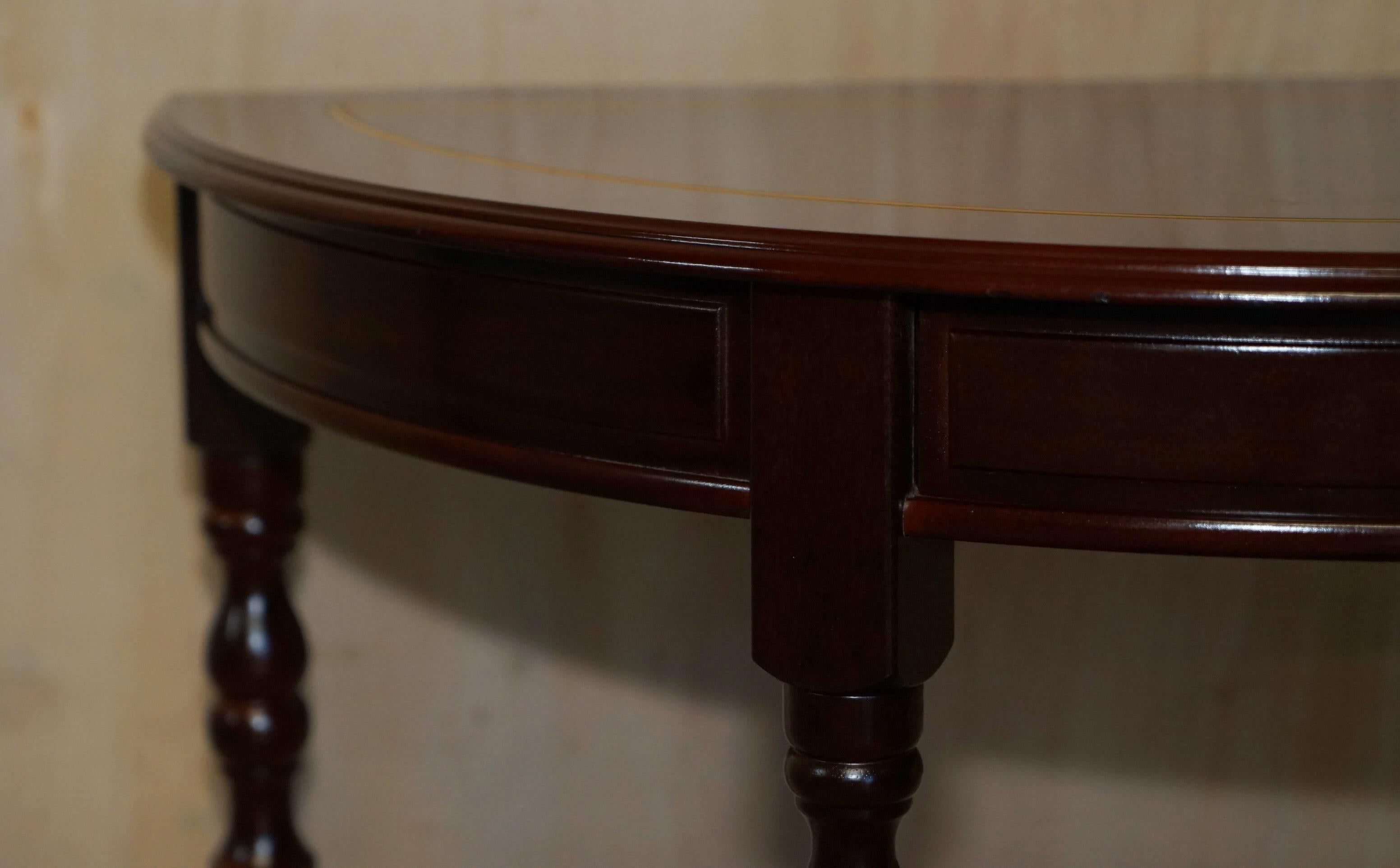 Fait main Jolie table console Demi Lune avec un seul tiroir en bois de feuillus flammé en vente