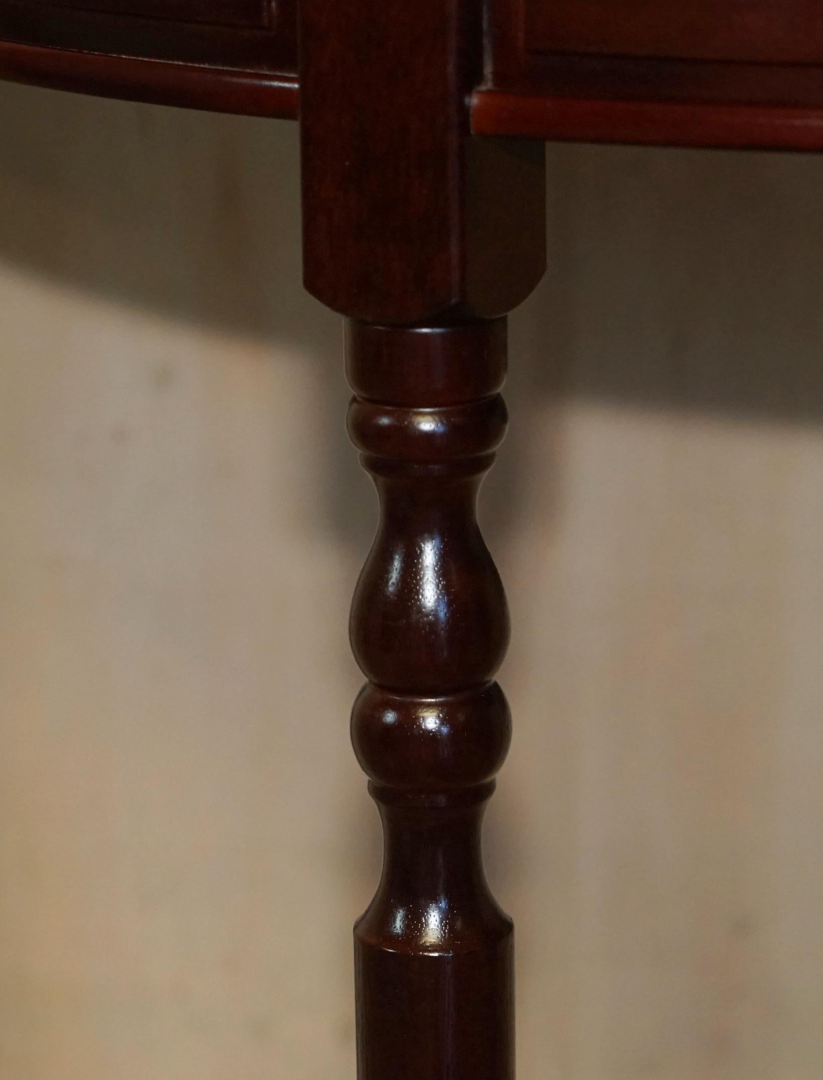 Bois de feuillus Jolie table console Demi Lune avec un seul tiroir en bois de feuillus flammé en vente