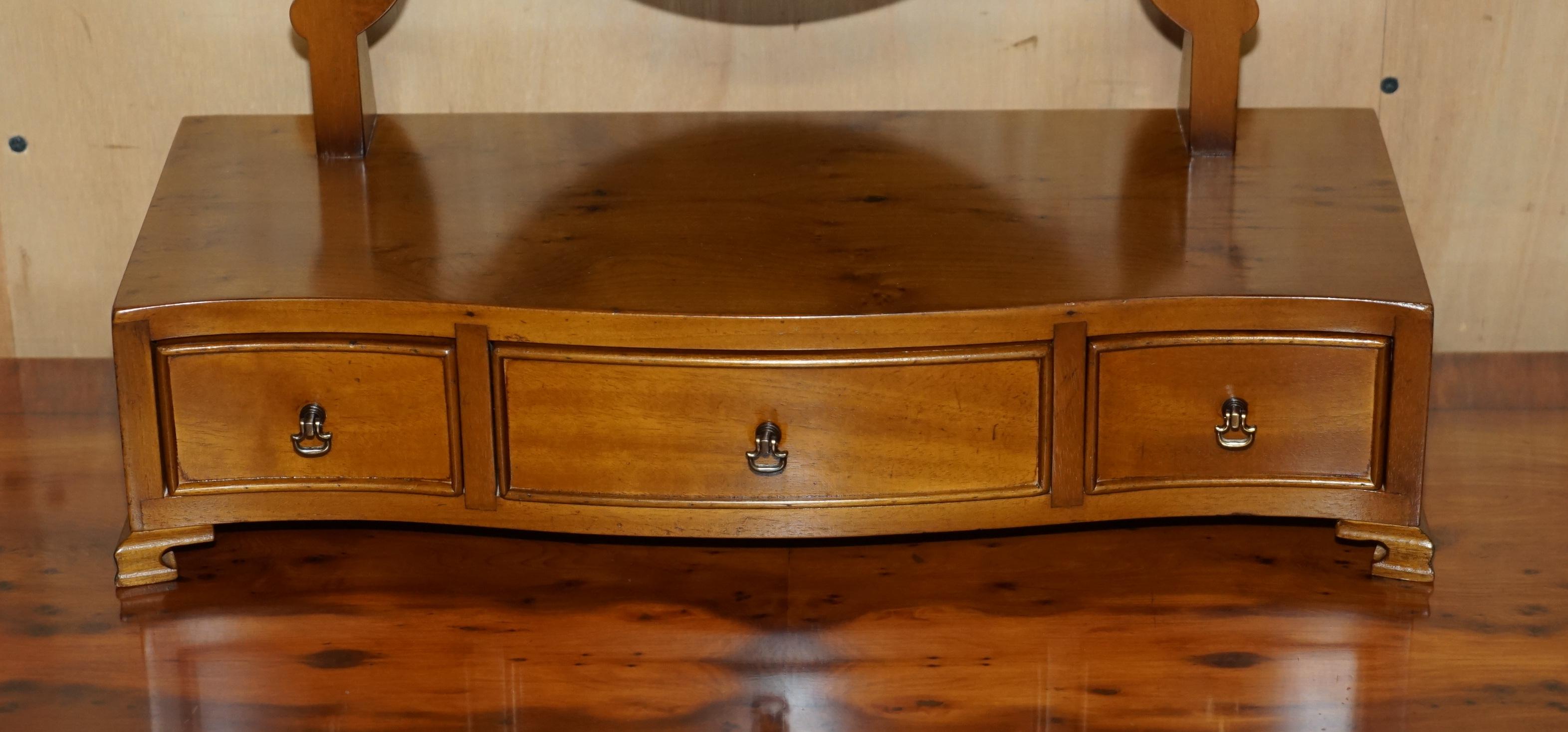 LOVELY VINTAGE ENGLISH BURR WALNUT DRESSING TABLE, MIRROR AND SiDE CHAIR In Good Condition For Sale In West Sussex, Pulborough
