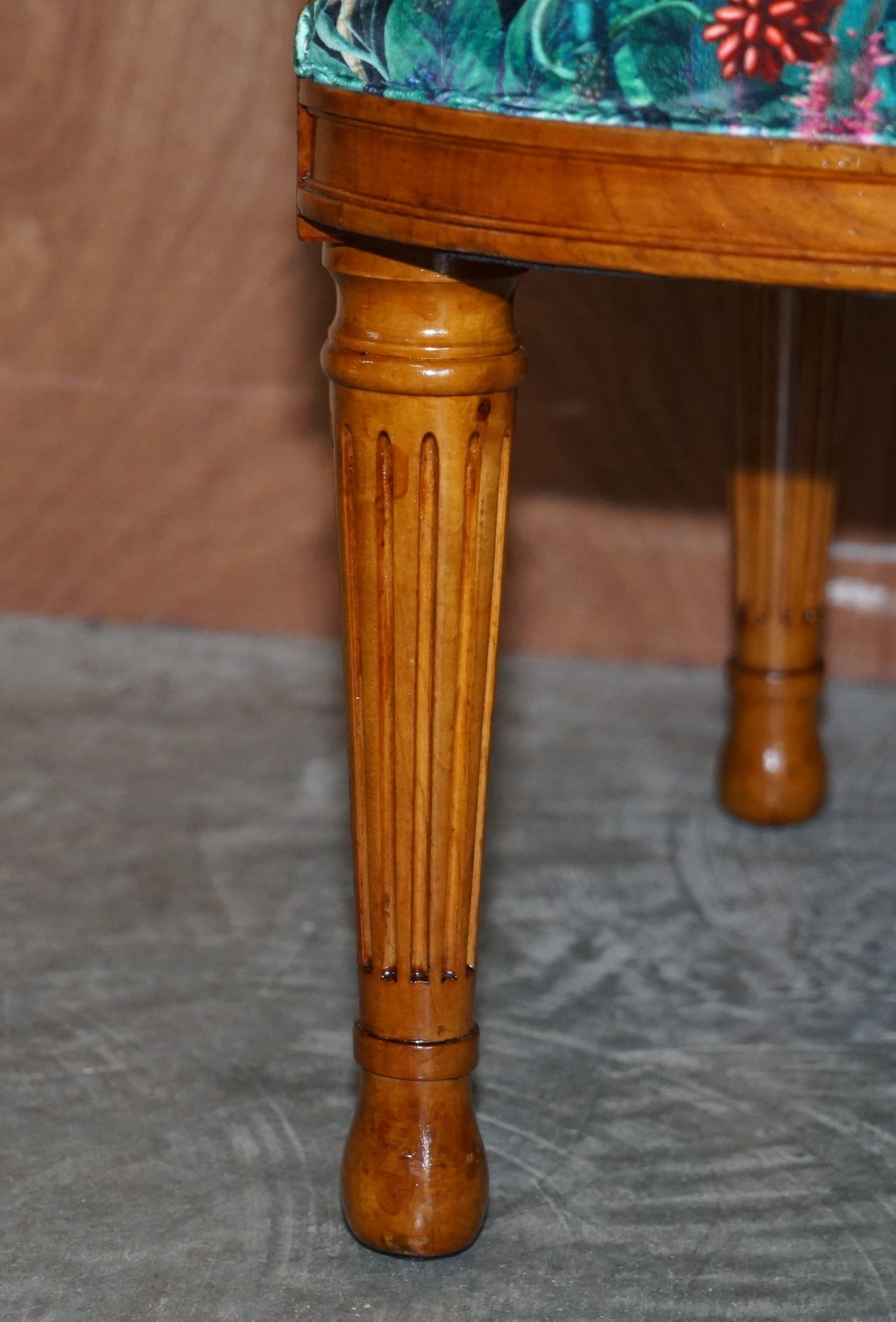 Schöner englischer Schnitzer-Sessel aus Nussbaumholz mit Polsterung mit Paradiesvogeln, Vintage im Angebot 8