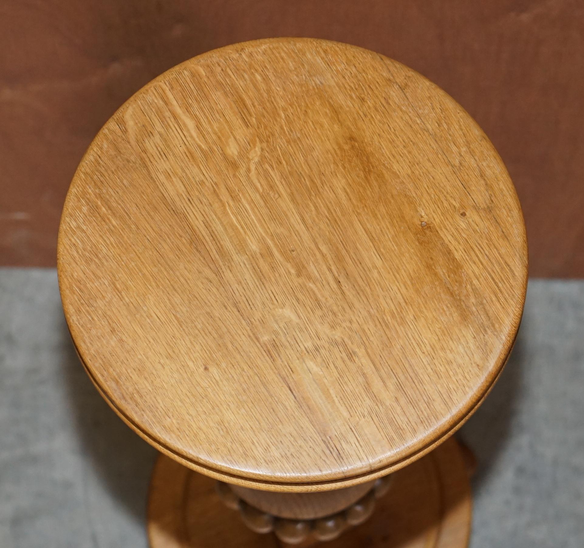 Siamo lieti di offrire in vendita questo delizioso piedistallo in rovere chiaro fatto a mano in Inghilterra per esporre piante, busti, tassidermia e ninnoli.

Un pezzo di bell'aspetto e ben fatto, la patina del legno è naturale, ha un bel bagliore
