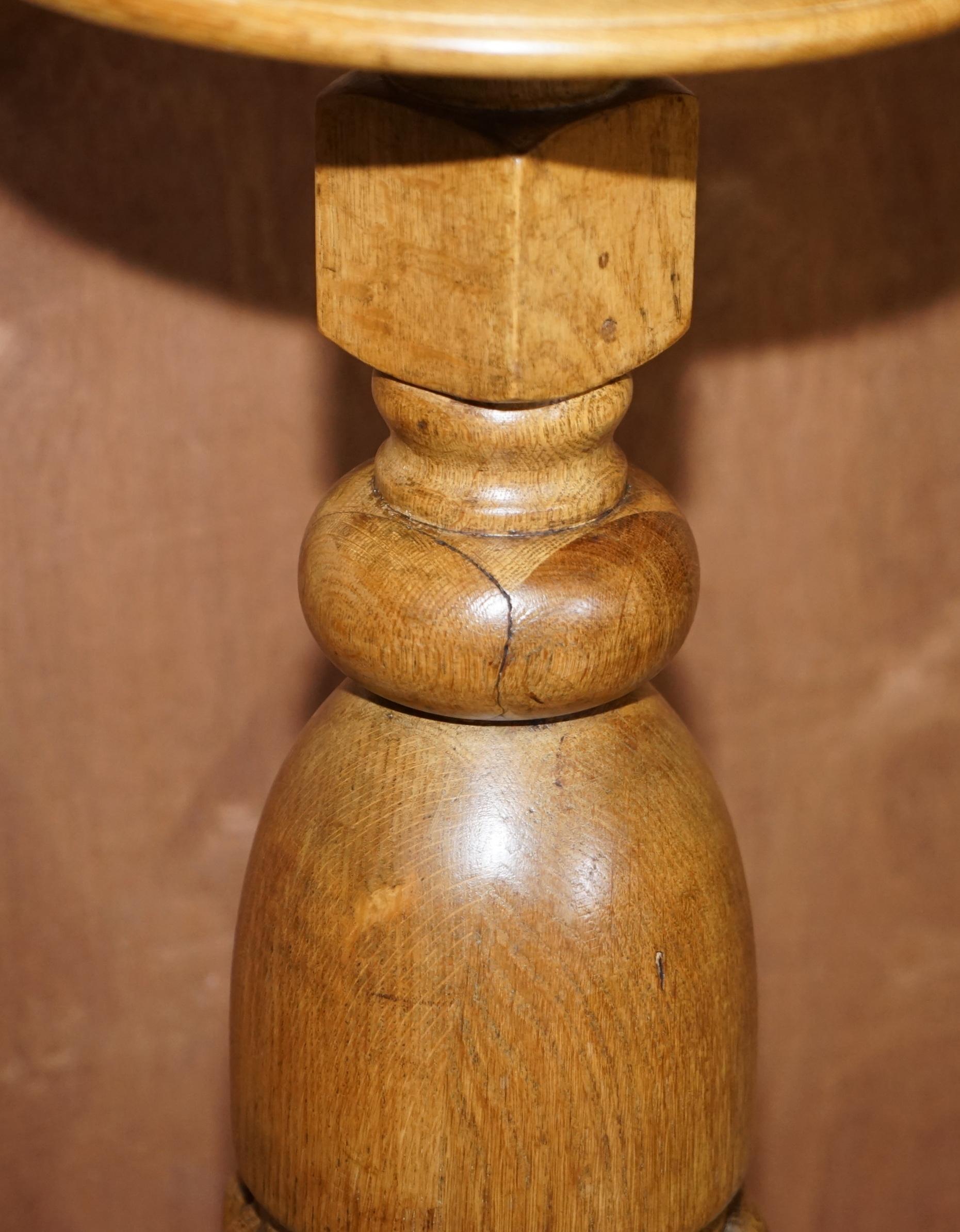 Fatto a mano Grazioso piedistallo inglese d'epoca in rovere chiaro per piante da esposizione a colonna Jardiner in vendita