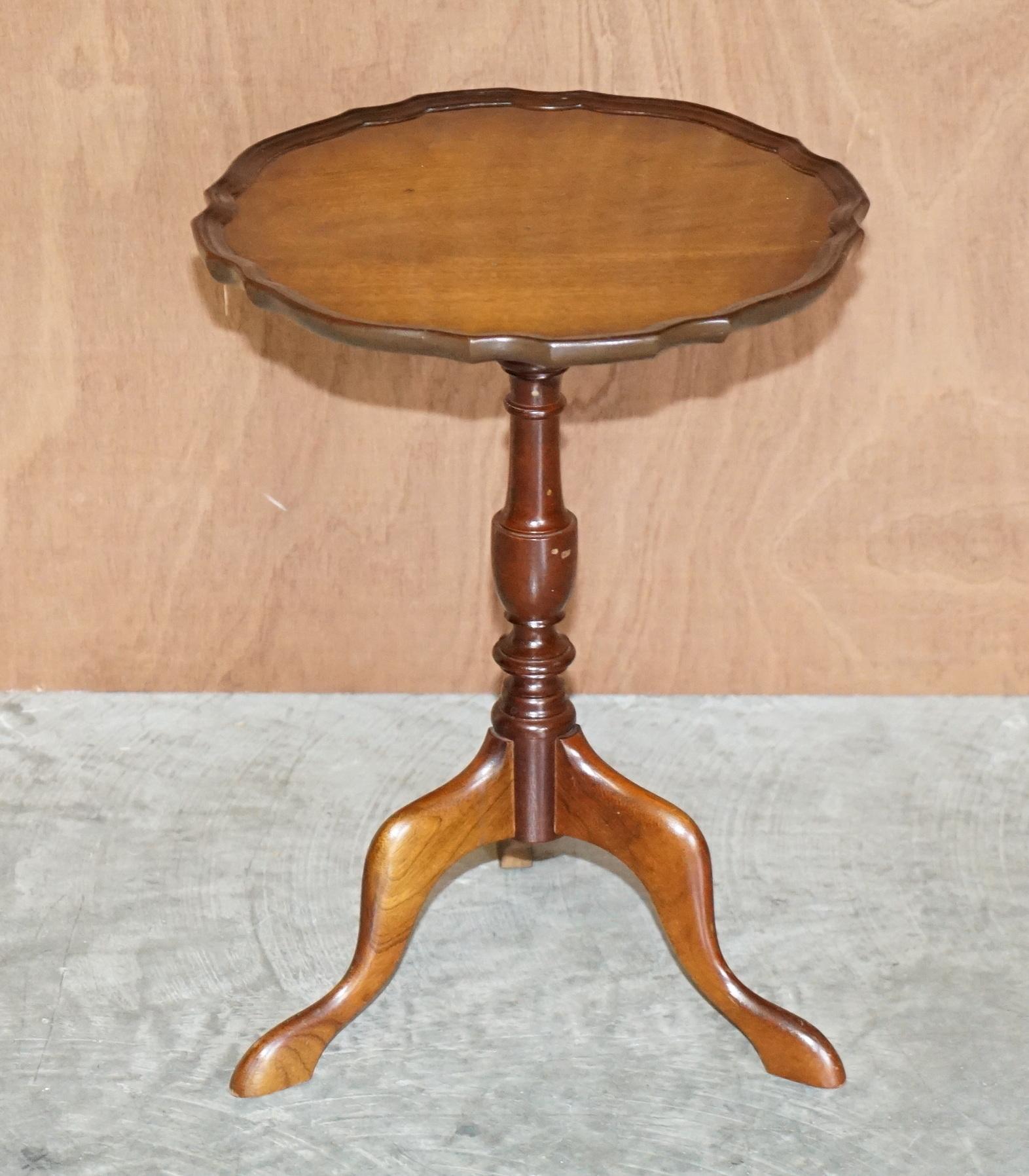 We are delighted to offer for sale this lovely vintage flamed Mahogany Pie crust edge lamp or side table.

A good-looking well-made tripod table in good, we have cleaned waxed and polished it from top to bottom, there will be normal patina marks