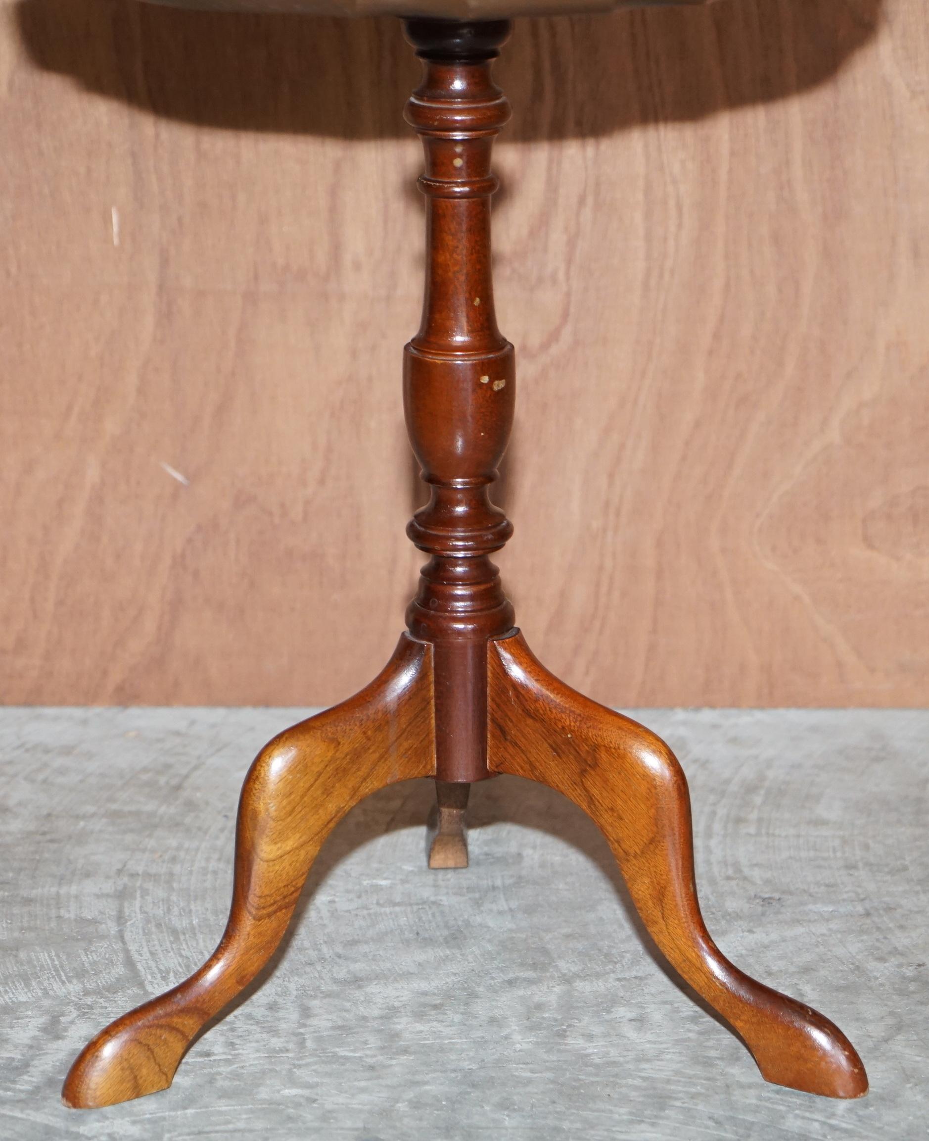 Hand-Crafted Lovely Vintage Flamed Hardwood Pie Crust Edge Tripod Lamp Side End Wine Table For Sale