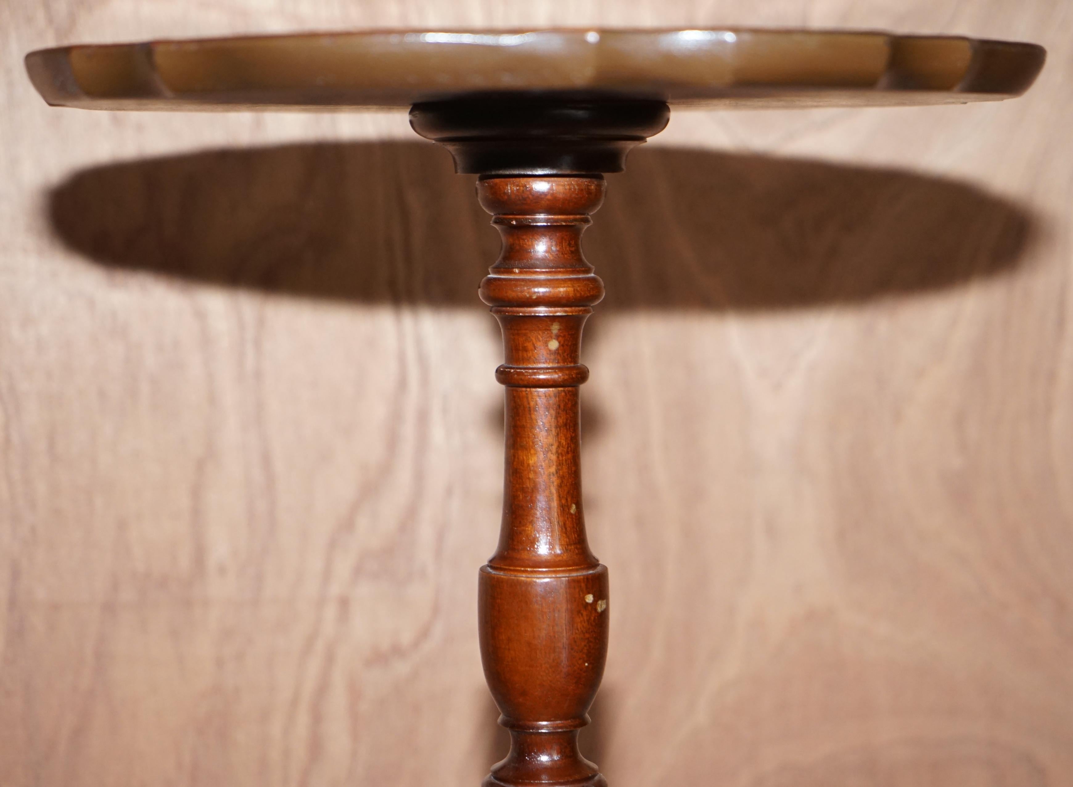 Lovely Vintage Flamed Hardwood Pie Crust Edge Tripod Lamp Side End Wine Table For Sale 2