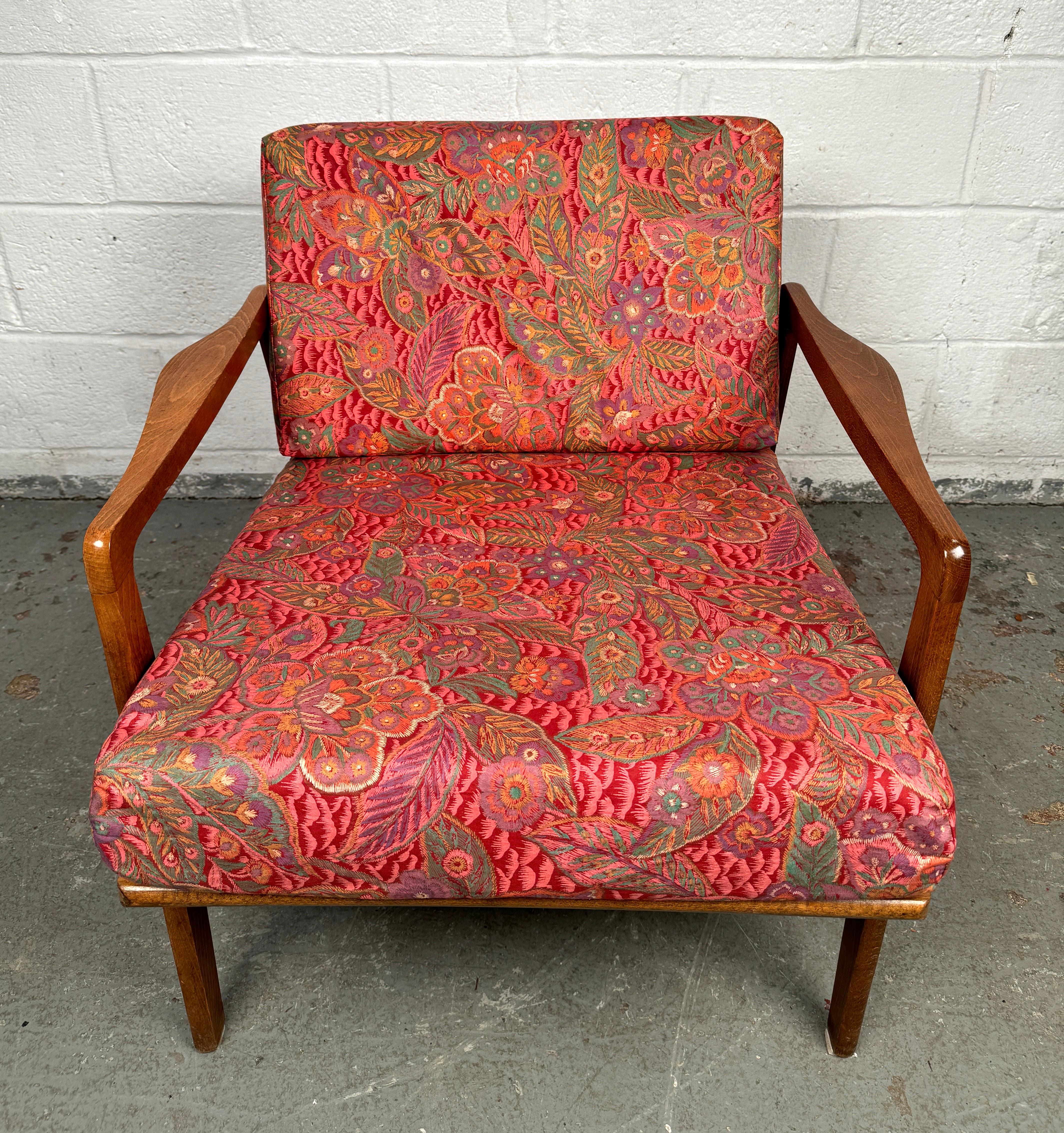 Introduisez instantanément de la chaleur et de la personnalité dans votre espace avec cette chaise longue florale vintage, fabriquée sur un cadre en bois massif et tapissée d'un motif floral vivant. C'est la fusion parfaite du confort, du style et