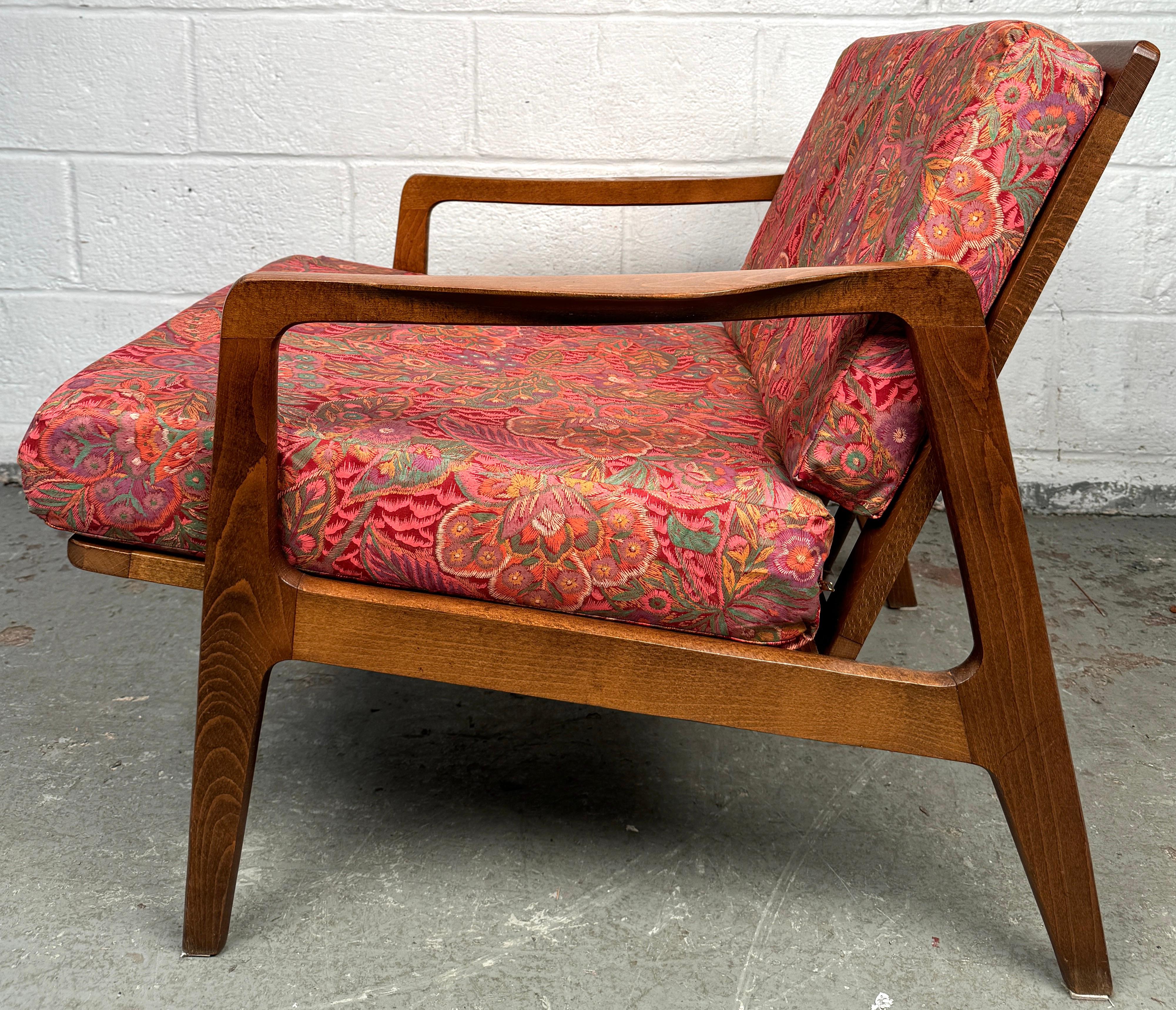 Mid-Century Modern Lovely Vintage Floral Lounge Chair (chaise longue à fleurs) en vente