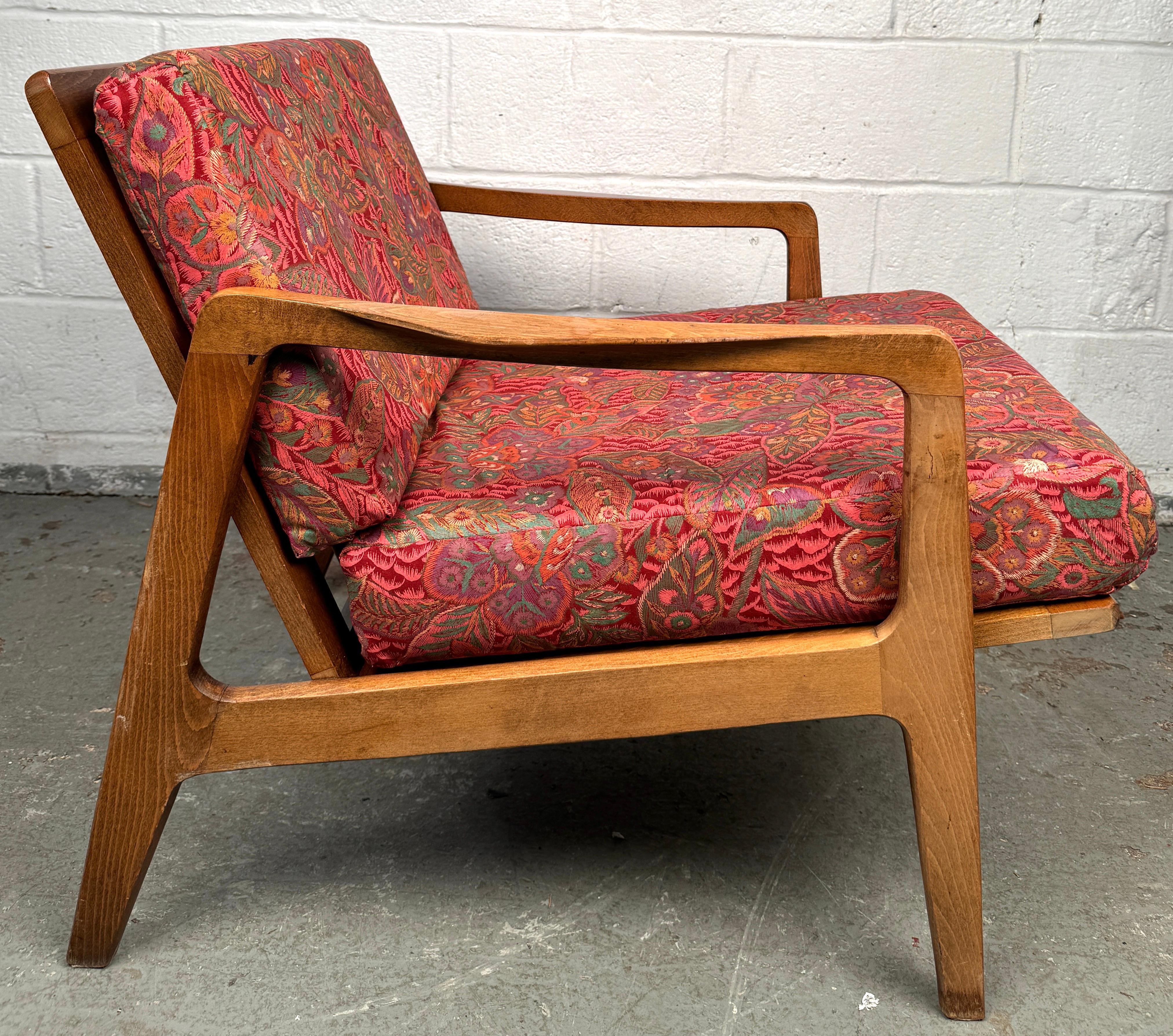 Lovely Vintage Floral Lounge Chair (chaise longue à fleurs) Bon état - En vente à Brooklyn, NY