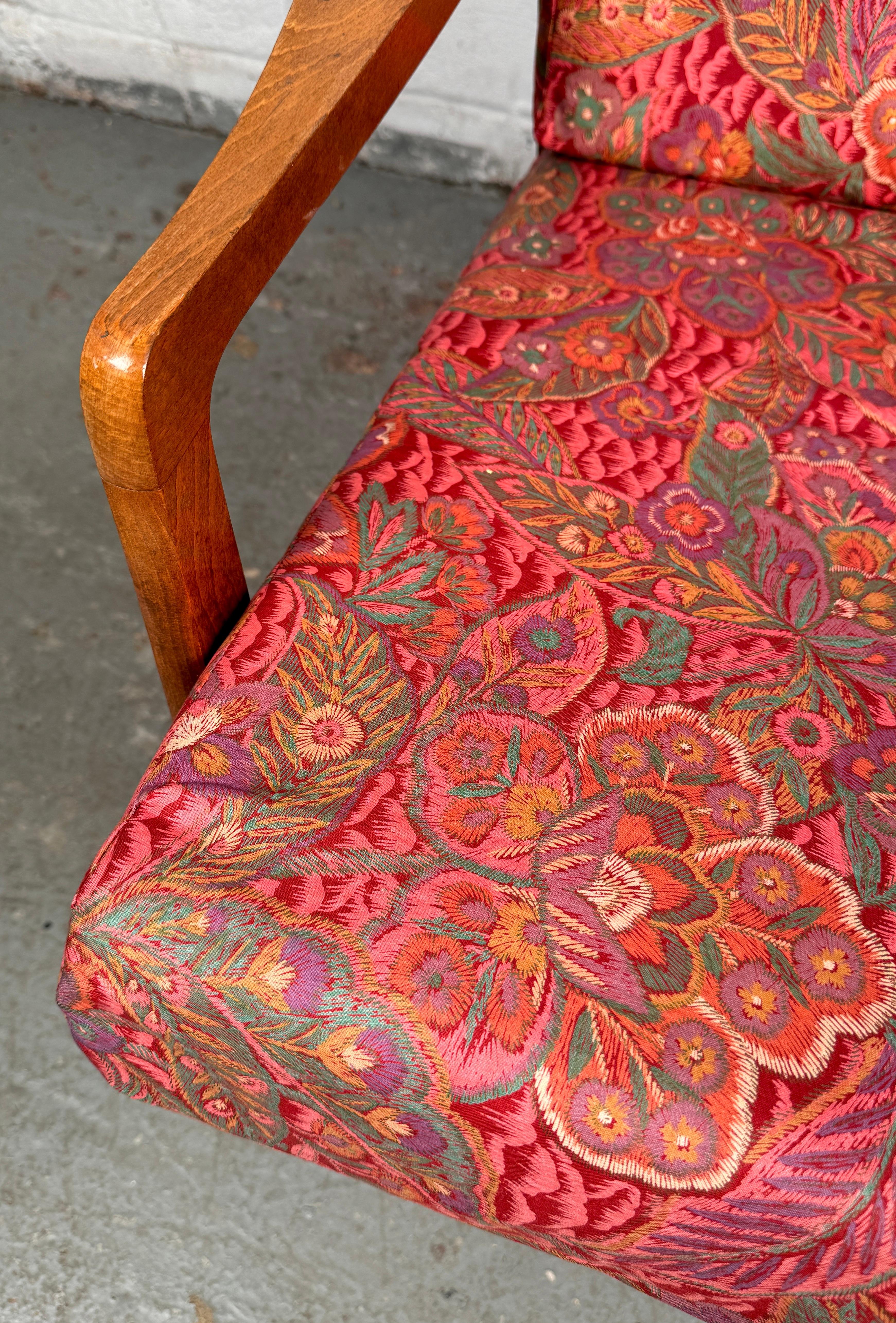 20ième siècle Lovely Vintage Floral Lounge Chair (chaise longue à fleurs) en vente
