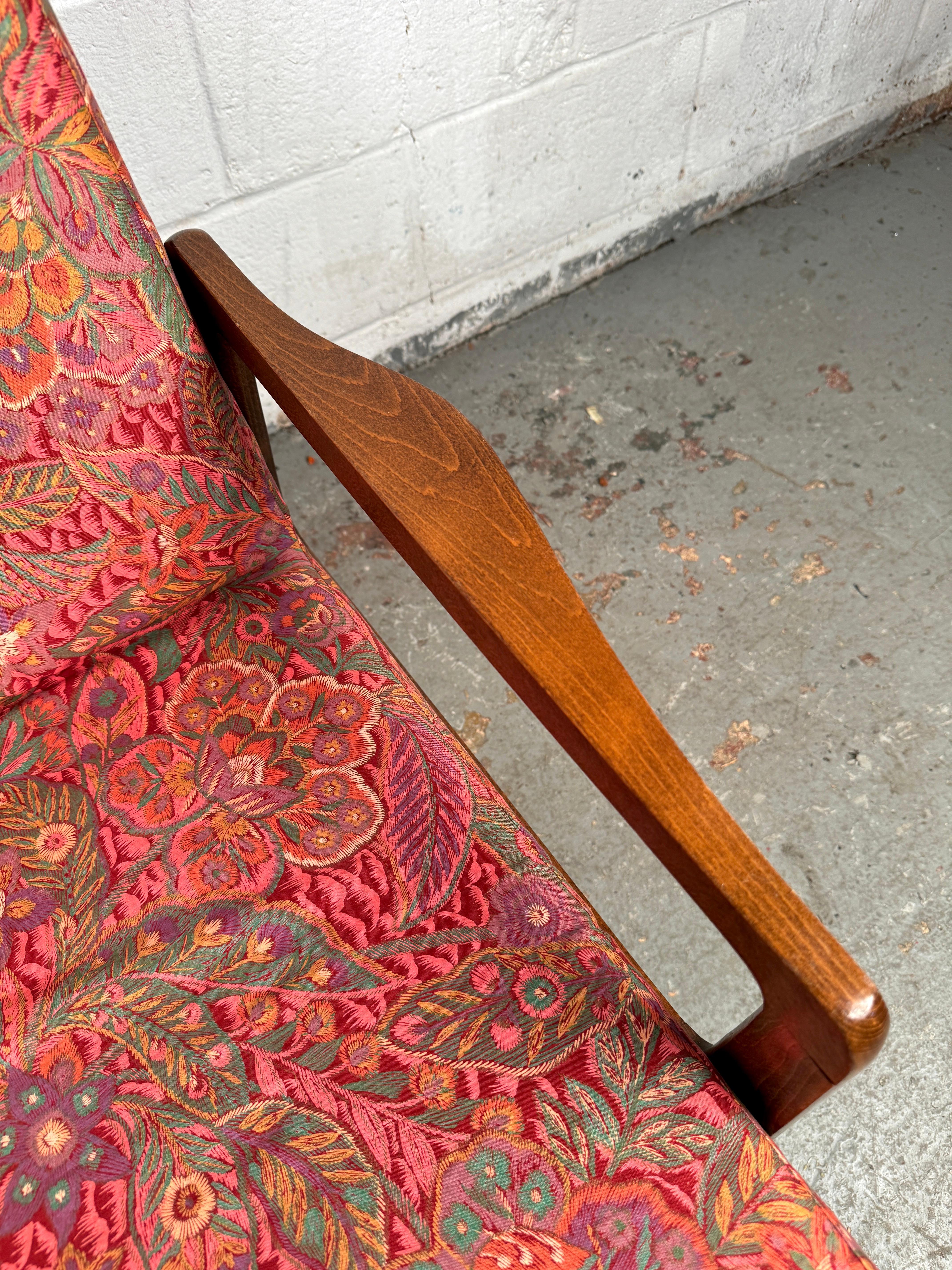 Bois Lovely Vintage Floral Lounge Chair (chaise longue à fleurs) en vente