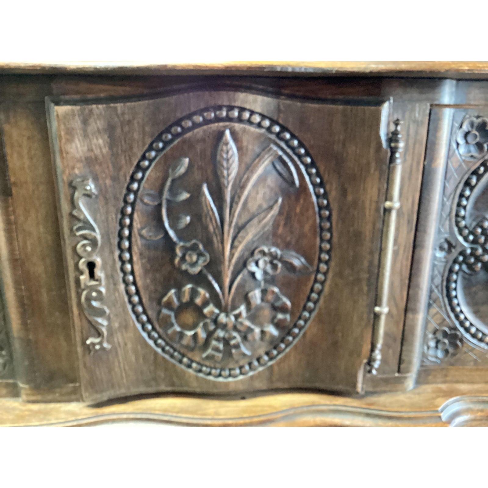 Ravissant buffet vintage français en chêne sculpté de Provence en vente 3