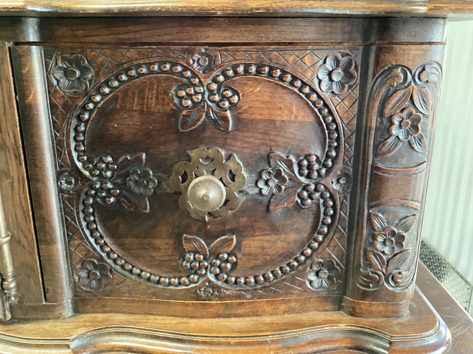 Provincial français Ravissant buffet vintage français en chêne sculpté de Provence en vente