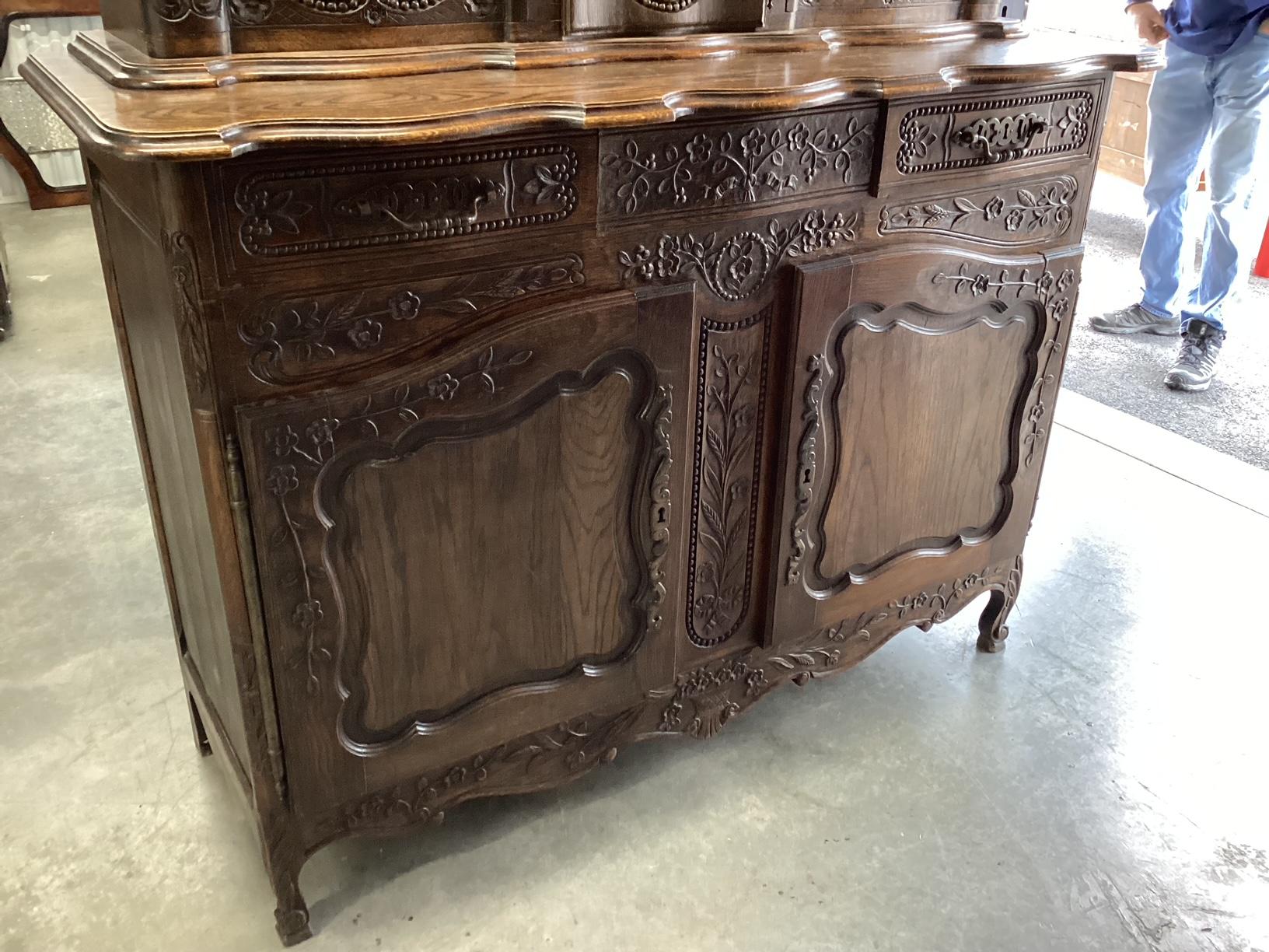 Chêne Ravissant buffet vintage français en chêne sculpté de Provence en vente