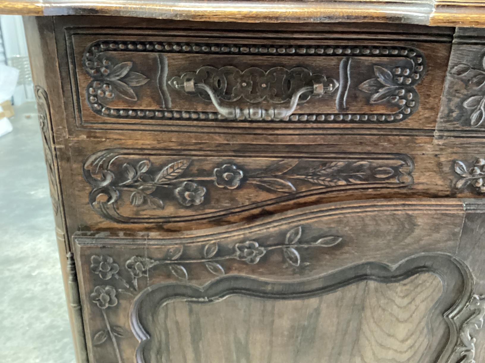 Ravissant buffet vintage français en chêne sculpté de Provence en vente 1