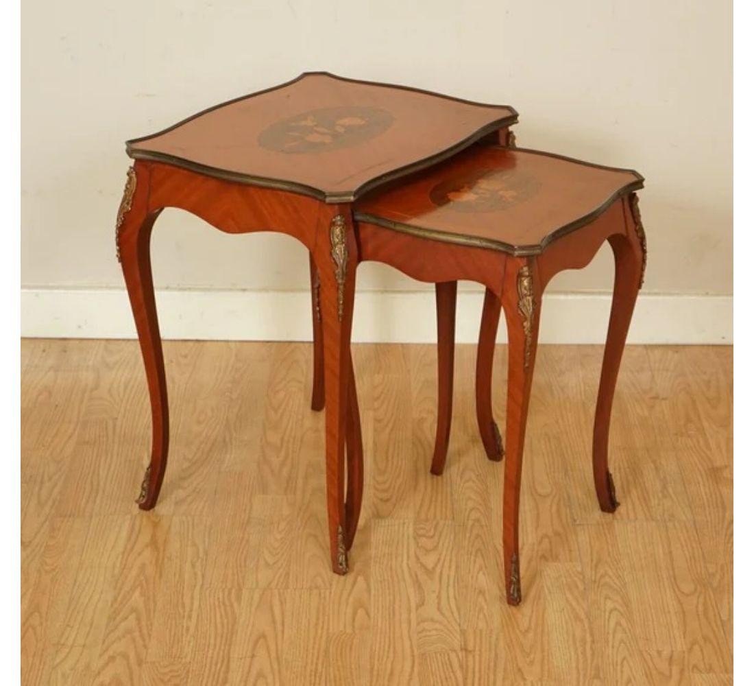 Wir freuen uns, dieses schöne französische Vintage-Parkett-Tischchen zum Verkauf anzubieten.

Ein hübsches und elegantes französisches Tischnest aus Parkett im Louis XV-Stil. Es wurde leicht restauriert, indem es gereinigt, gewachst und von Hand