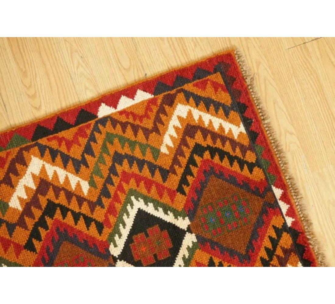 Tissu Ravissant tapis géométrique vintage Kilim Aztec en vente