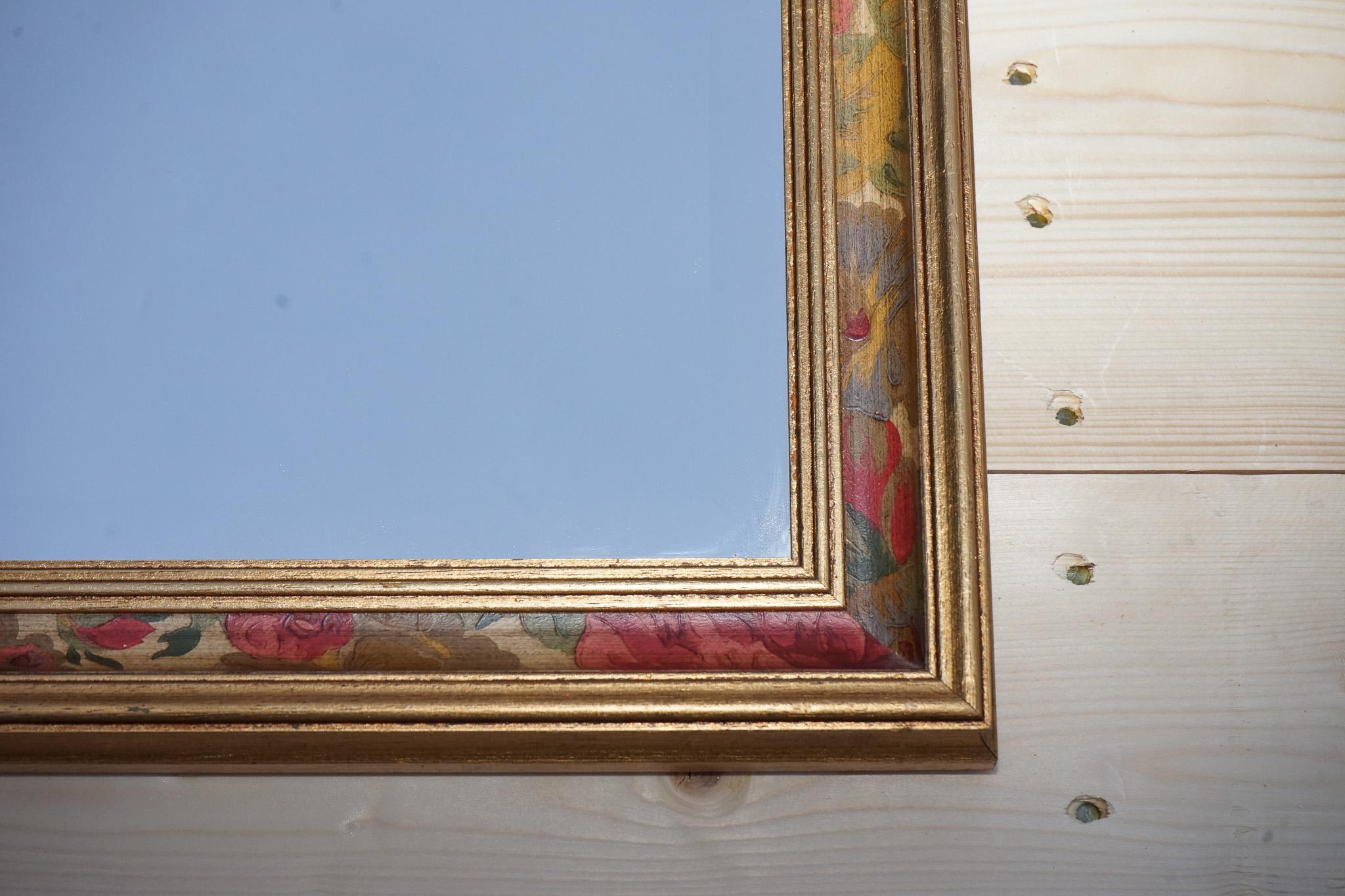 
Estamos encantados de ofrecer a la venta este precioso espejo biselado con marco dorado y detalles florales. 

Por favor, examine detenidamente las fotos para ver el estado antes de comprar, ya que forman parte de la descripción. Si tiene alguna