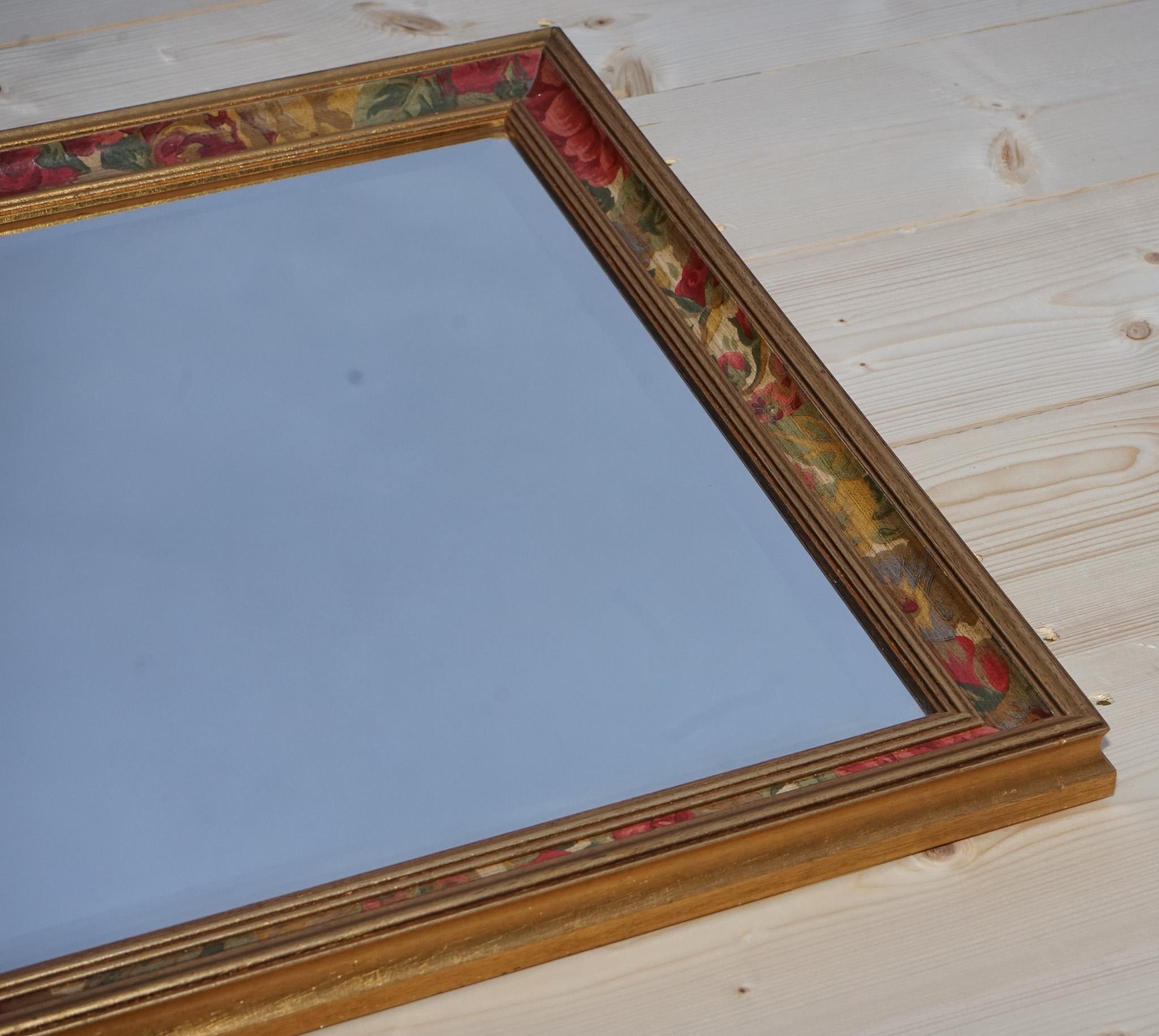 precioso espejo dorado antiguo con detalles florales en el marco Espejo en venta