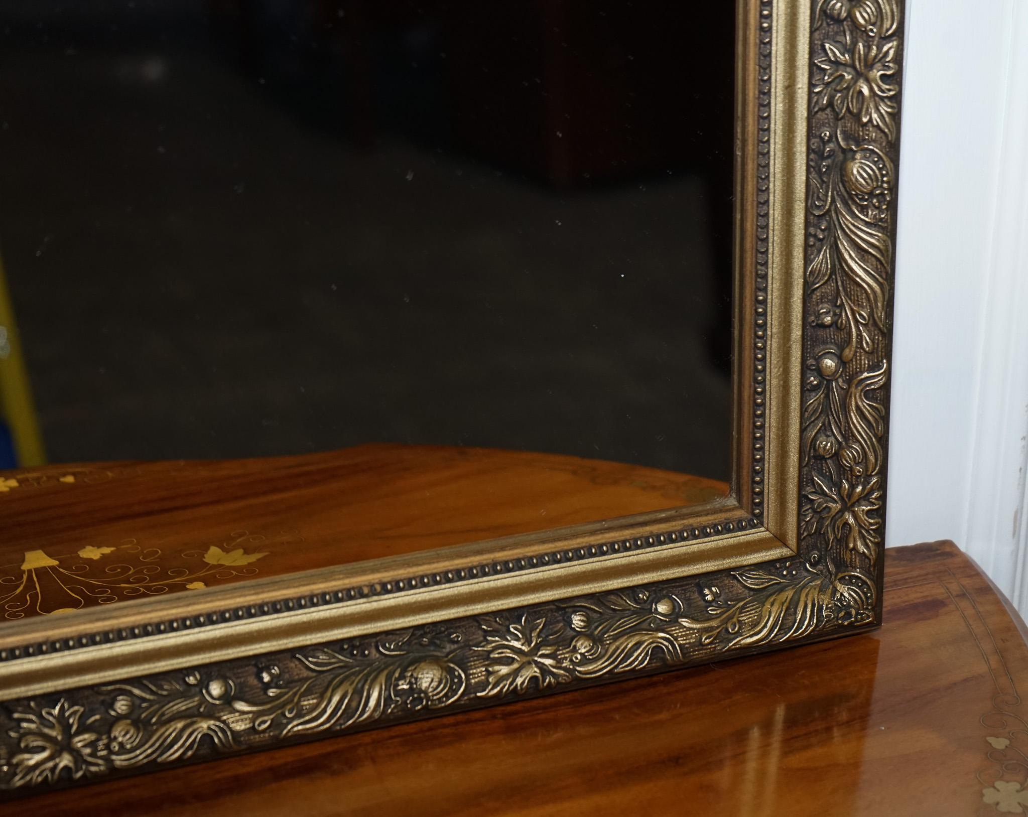 Specchio Bellissimo muro d'epoca con ornamento d'oro e con decorazione a rilievo. in vendita