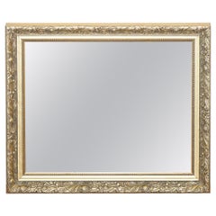 Bellissimo muro d'epoca con ornamento d'oro e con decorazione a rilievo.