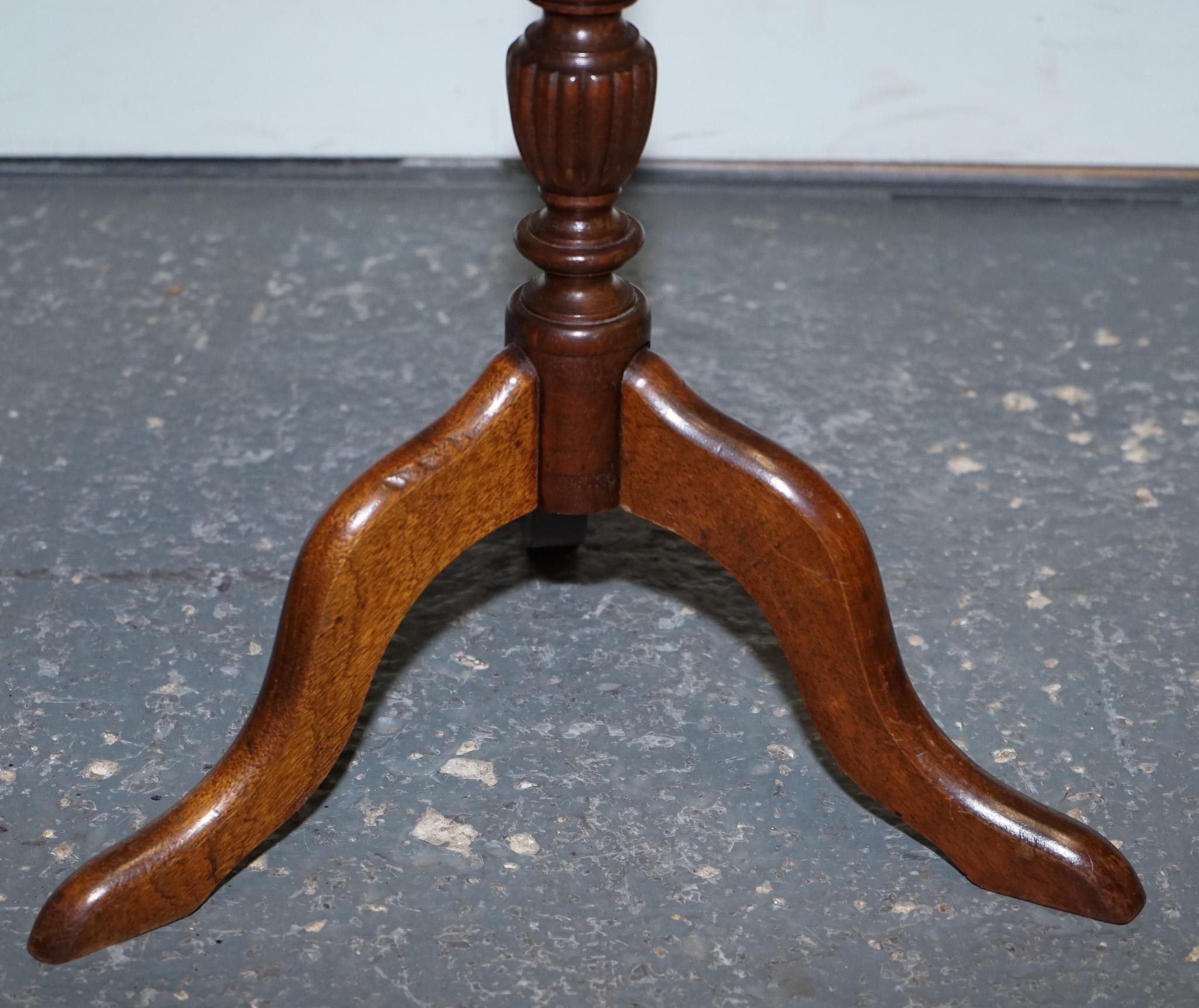 Fait main JOLI PORTEFEUILLE VINTAGE EN CUIR VERT SUR PIEDS DE TRiPOD POUR VIGNERIES en vente