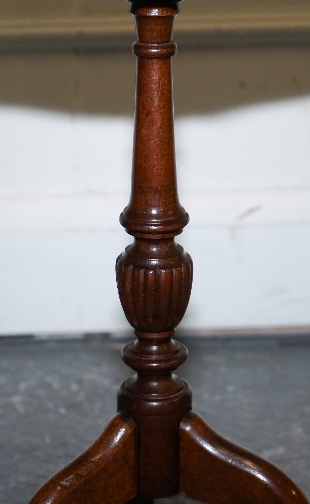 20ième siècle JOLI PORTEFEUILLE VINTAGE EN CUIR VERT SUR PIEDS DE TRiPOD POUR VIGNERIES en vente