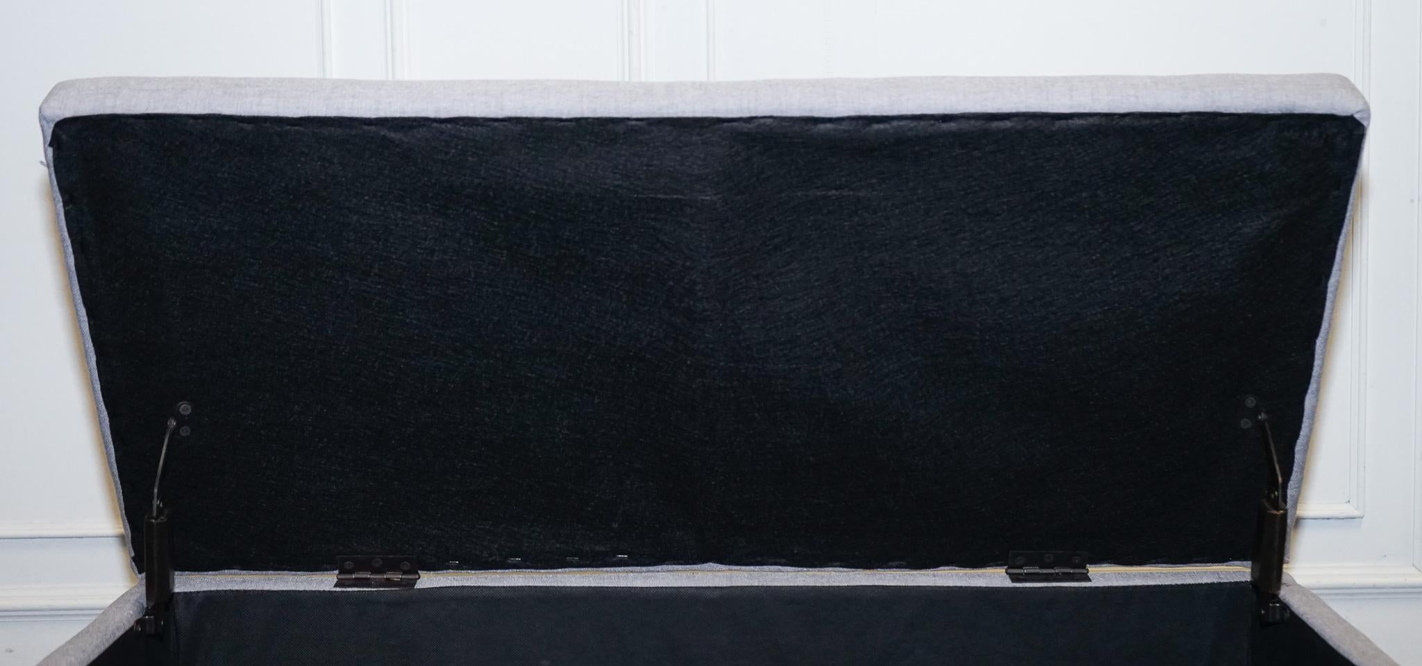 LOVELY VINTAGE OTTOMAN DE TELA TAUPE GRIS CON ESPACIO DE ALMACENAMIENTO RAiSADO EN X MARCO en venta 3
