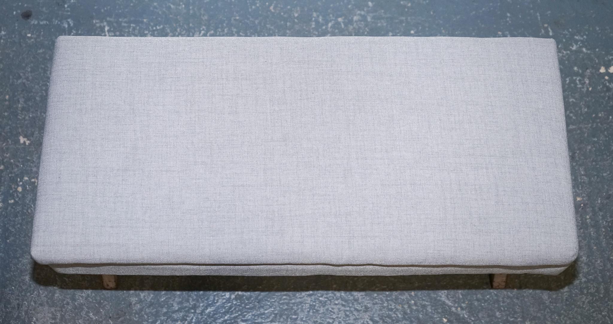LOVELY VINTAGE OTTOMAN DE TELA TAUPE GRIS CON ESPACIO DE ALMACENAMIENTO RAiSADO EN X MARCO en venta 5