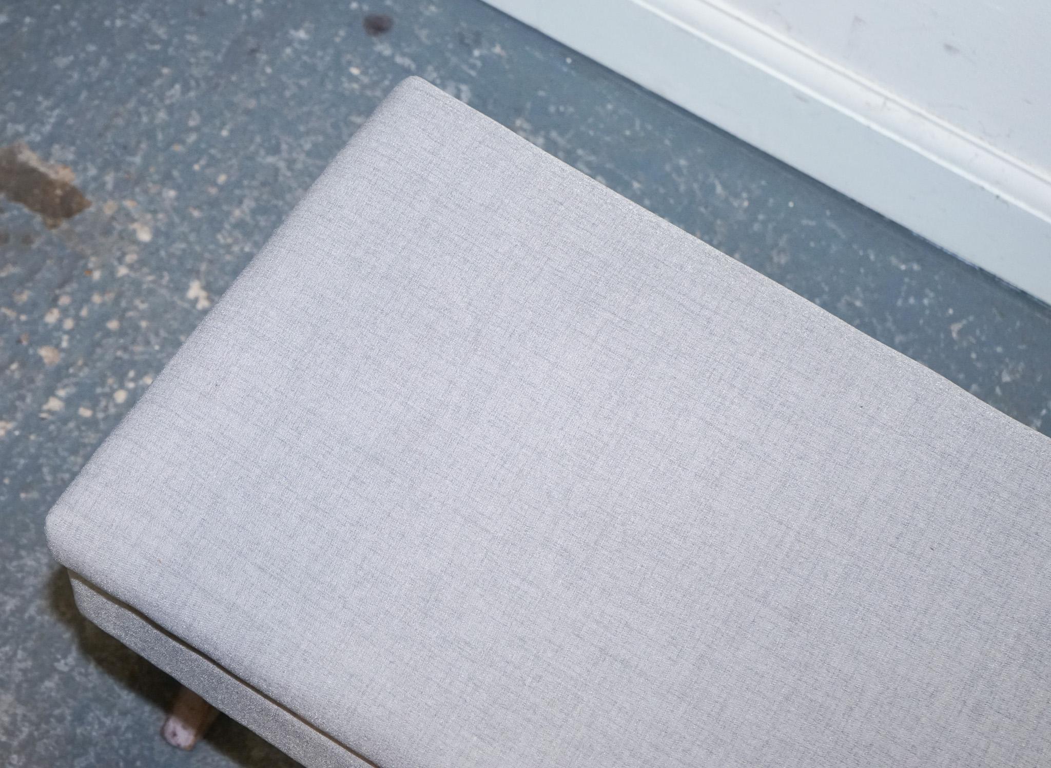 LOVELY VINTAGE OTTOMAN DE TELA TAUPE GRIS CON ESPACIO DE ALMACENAMIENTO RAiSADO EN X MARCO en venta 6