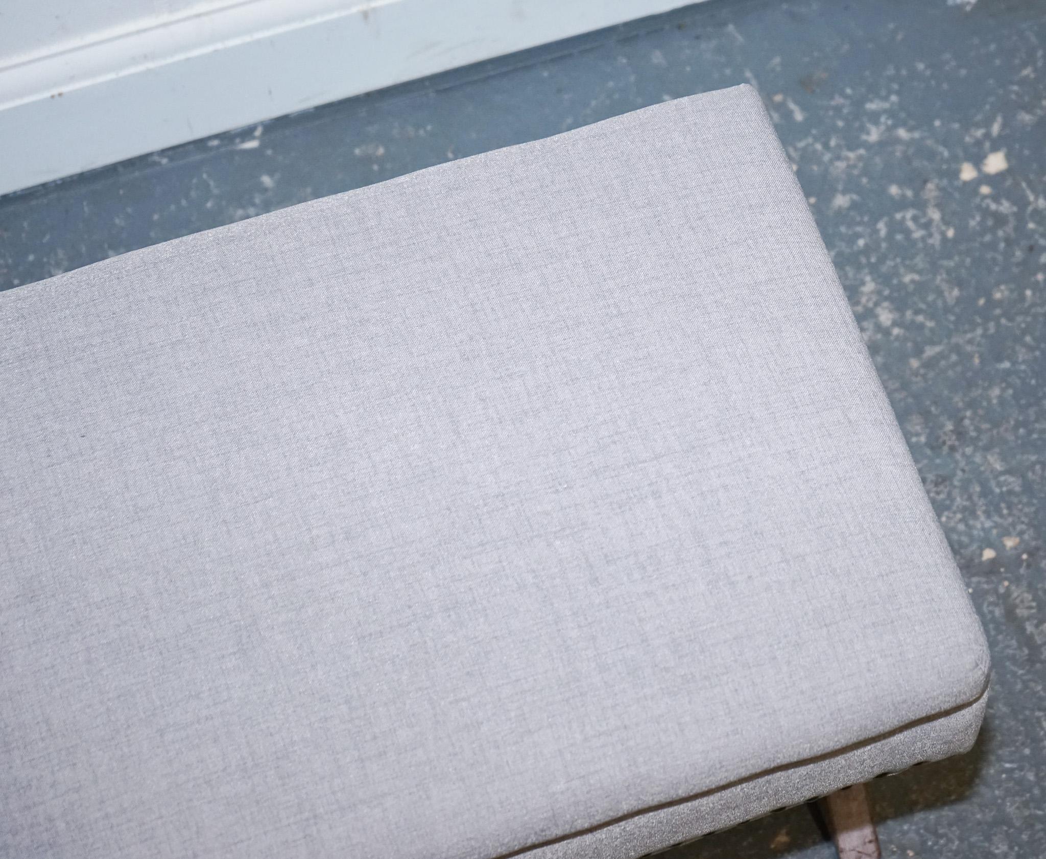 LOVELY VINTAGE OTTOMAN DE TELA TAUPE GRIS CON ESPACIO DE ALMACENAMIENTO RAiSADO EN X MARCO en venta 7