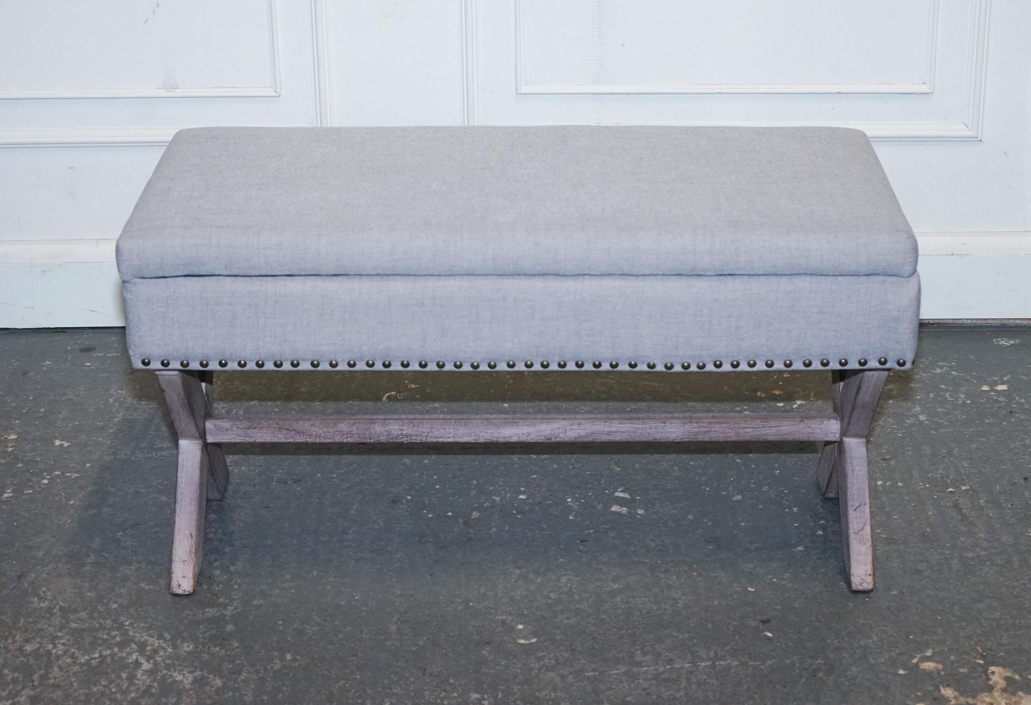 LOVELY VINTAGE OTTOMAN DE TELA TAUPE GRIS CON ESPACIO DE ALMACENAMIENTO RAiSADO EN X MARCO en venta 9
