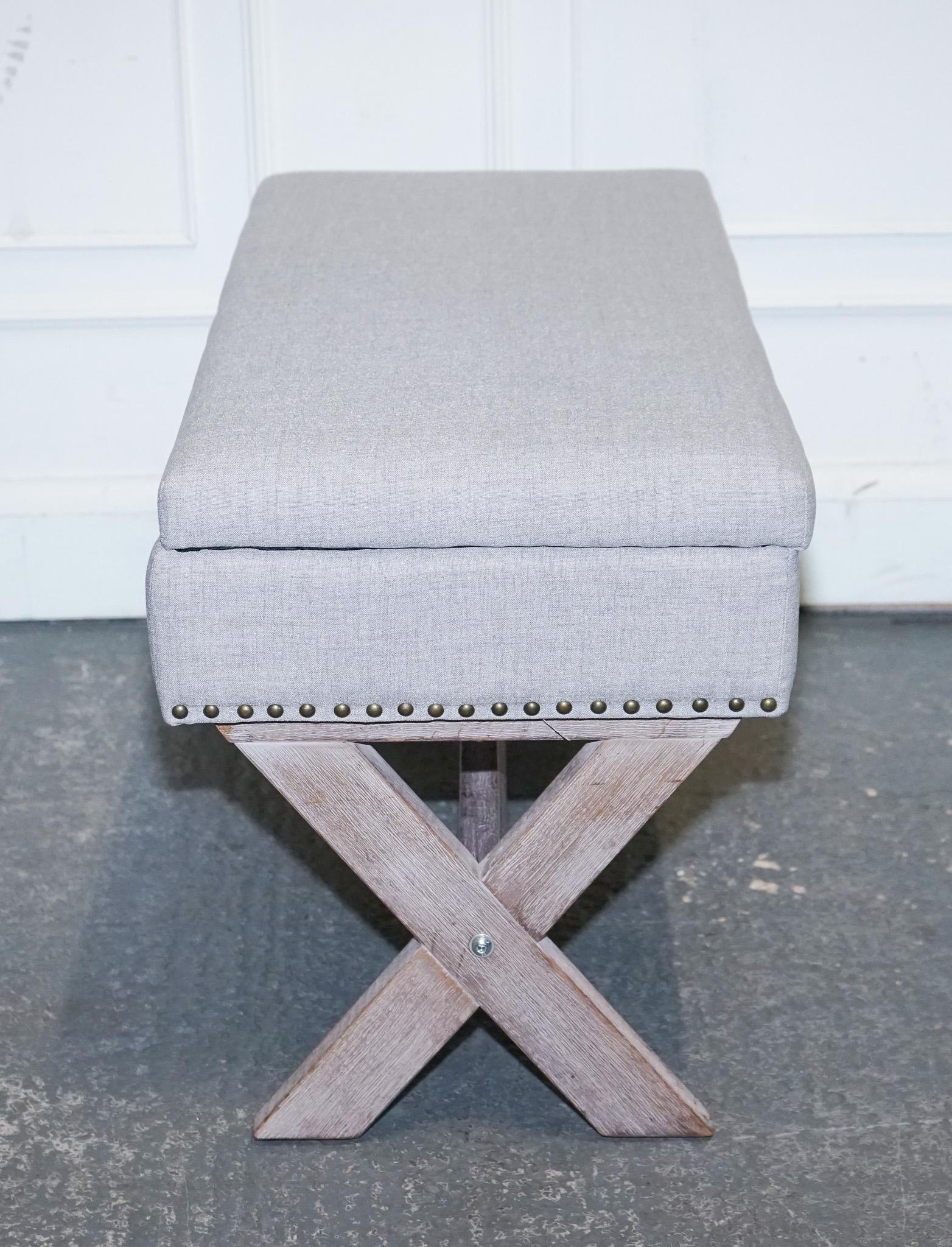 LOVELY VINTAGE OTTOMAN DE TELA TAUPE GRIS CON ESPACIO DE ALMACENAMIENTO RAiSADO EN X MARCO Hecho a mano en venta