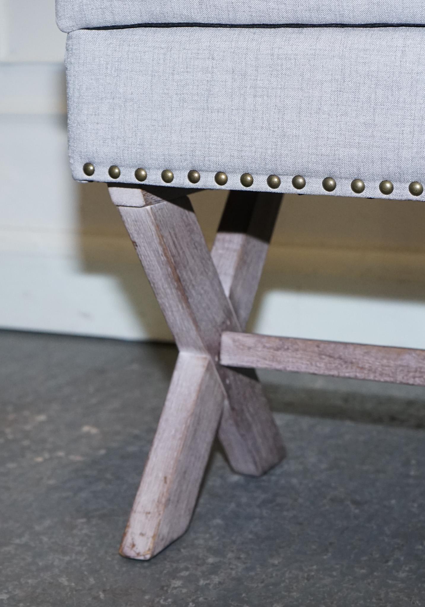 LOVELY VINTAGE OTTOMAN DE TELA TAUPE GRIS CON ESPACIO DE ALMACENAMIENTO RAiSADO EN X MARCO siglo XX en venta