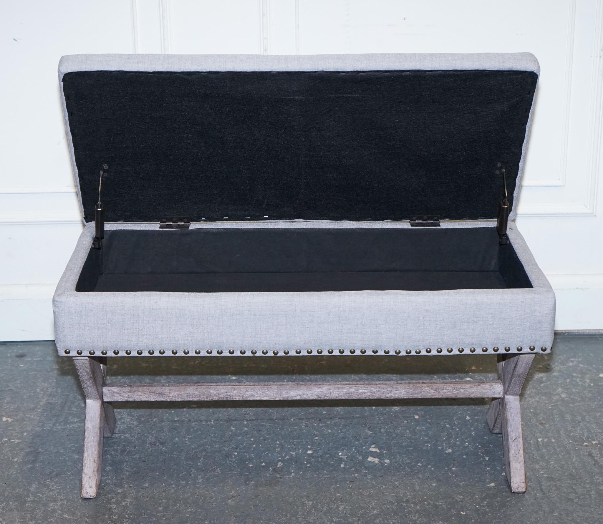 LOVELY VINTAGE OTTOMAN DE TELA TAUPE GRIS CON ESPACIO DE ALMACENAMIENTO RAiSADO EN X MARCO en venta 1