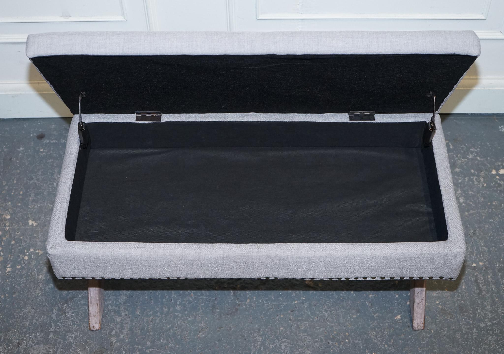 LOVELY VINTAGE OTTOMAN DE TELA TAUPE GRIS CON ESPACIO DE ALMACENAMIENTO RAiSADO EN X MARCO en venta 2