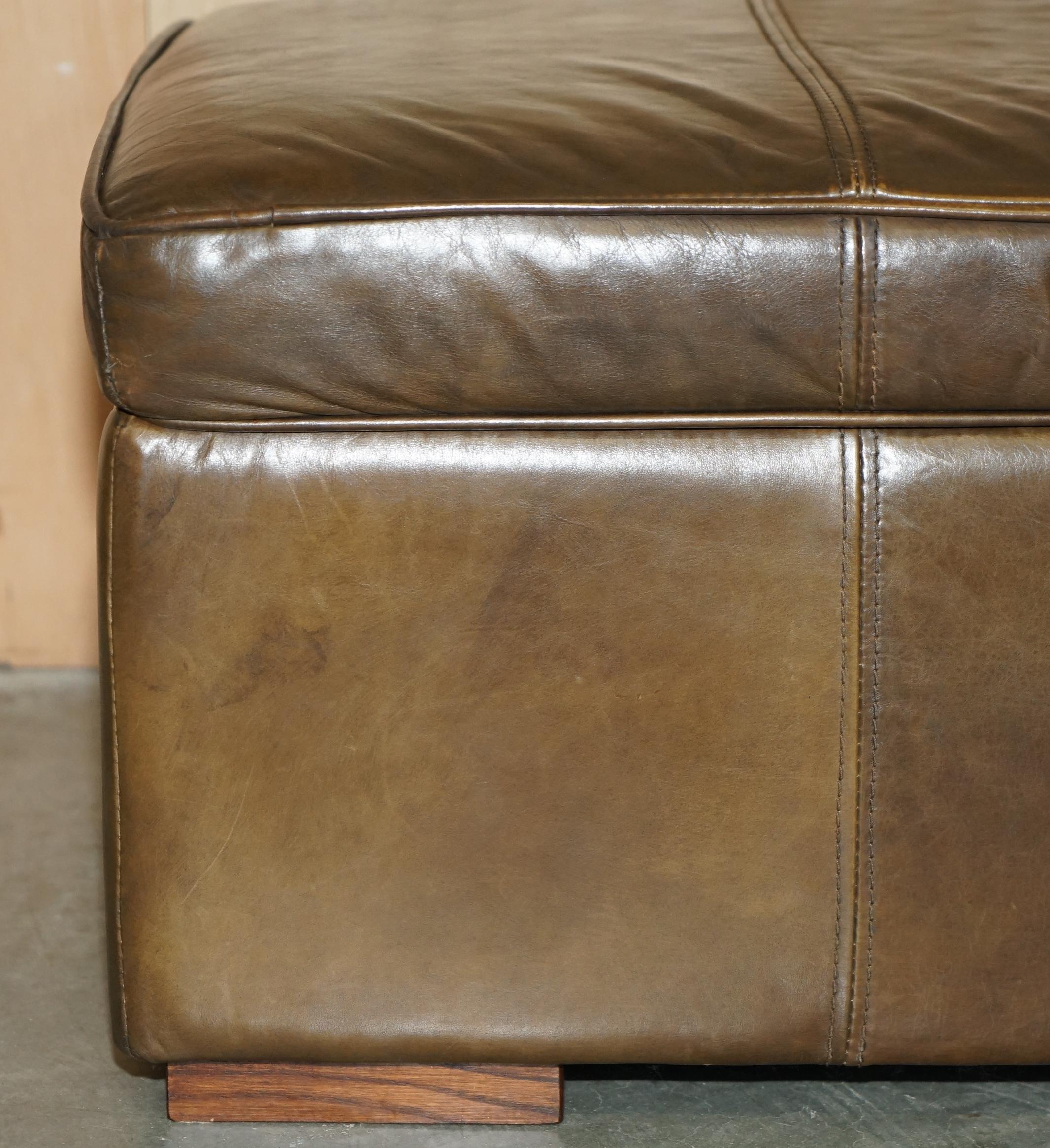 LOVELY ViNTAGE HALO REGGIO GROUCHO CUERO MARRON GUARDABARROS OTTOMAN FOOTSTOOL en Bueno estado para la venta en West Sussex, Pulborough