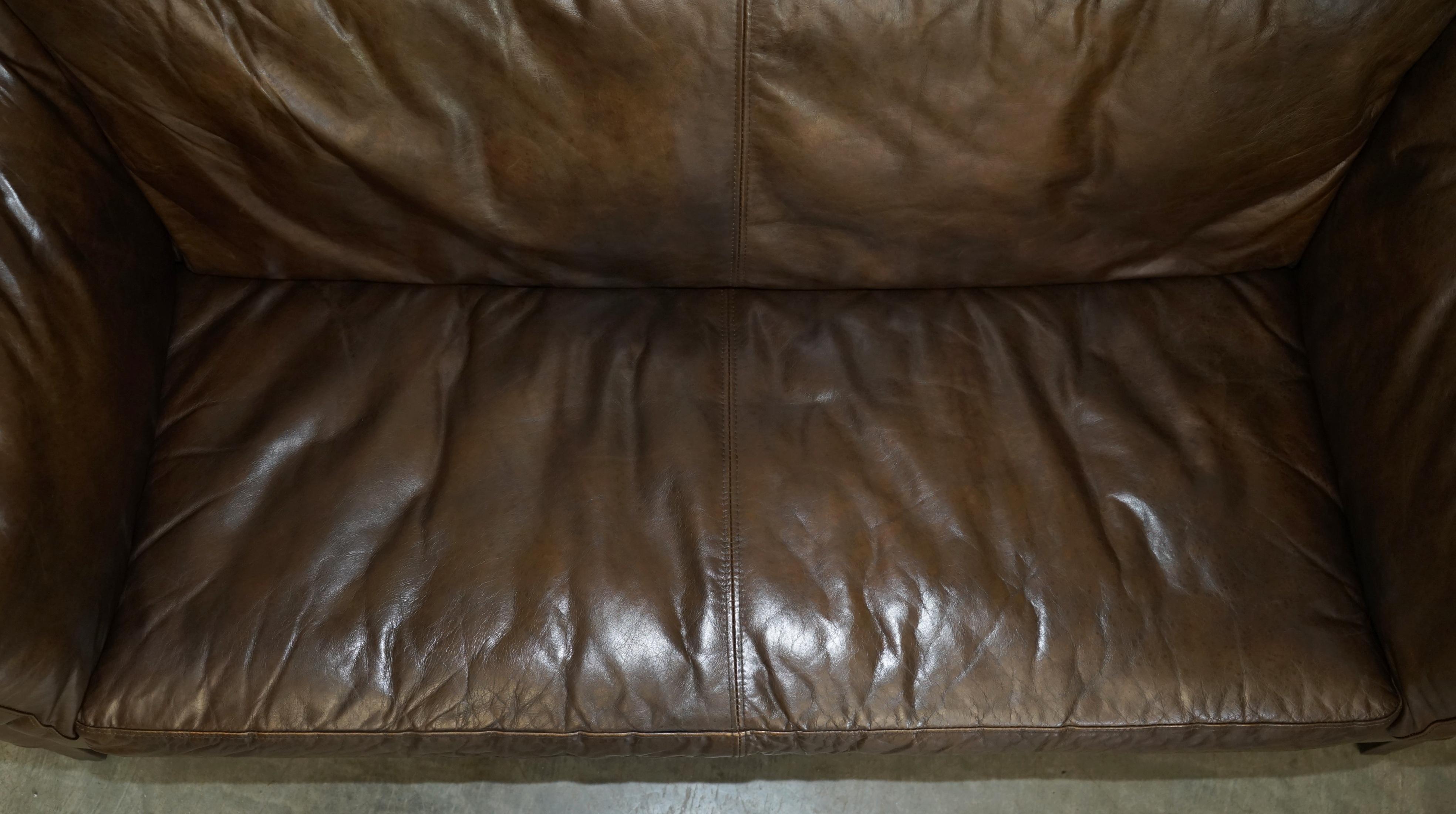 LOVELY ViNTAGE HALO REGGIO TIMOTHY OULTON BROWN LEATHER SOFA (20. Jahrhundert) im Angebot