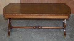 Großer Couchtisch/Cocktailtisch aus Hartholz und braunem Leder im Vintage-Stil, schöner Rahmen