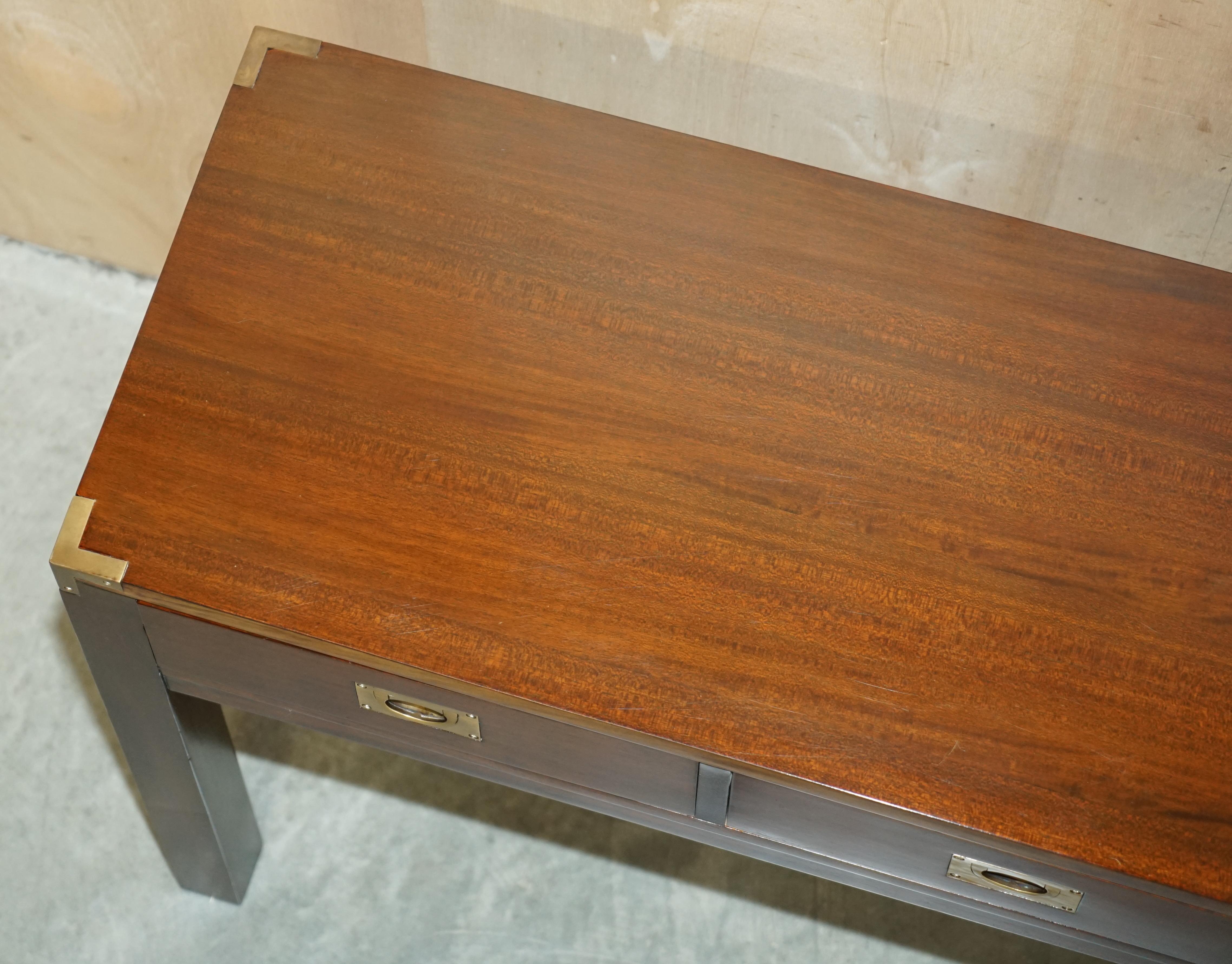 Lovely Vintage Harrods Kennedy Military Campaign Consola Mesa Aparador Cajones en venta 2