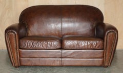 WUNDERSCHÖNES, VINTAGE-INSPIRIERTES „HERITAGE BIKER“-SOFA AUS BRAUNEM LEDER IM HALO-CHESTERFIELD-STIL VON EARLE