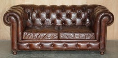 INCANTEVOLE DIVANO CHESTERFIELD EARLE IN PELLE MARRONE STILE MOTOCICLISTA, IN STILE VINTAGE E TRADIZIONALE