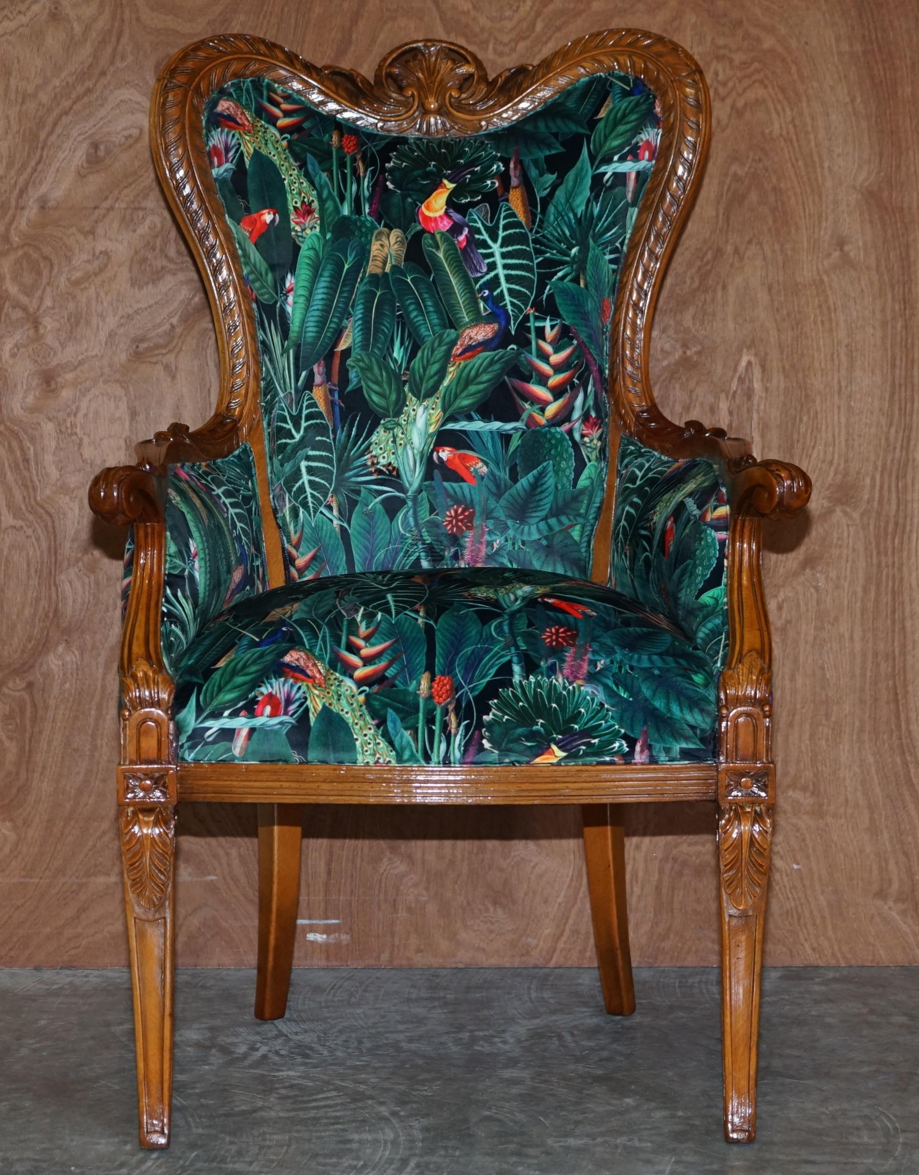 Wir freuen uns, diesen schönen italienischen Sessel mit geschnitztem Nussbaumgestell anbieten zu können, der mit dem samtigen Stoff Birds of Paradise neu gepolstert wurde

Das Stück ist Teil einer Suite, insgesamt habe ich einen geschnitzten