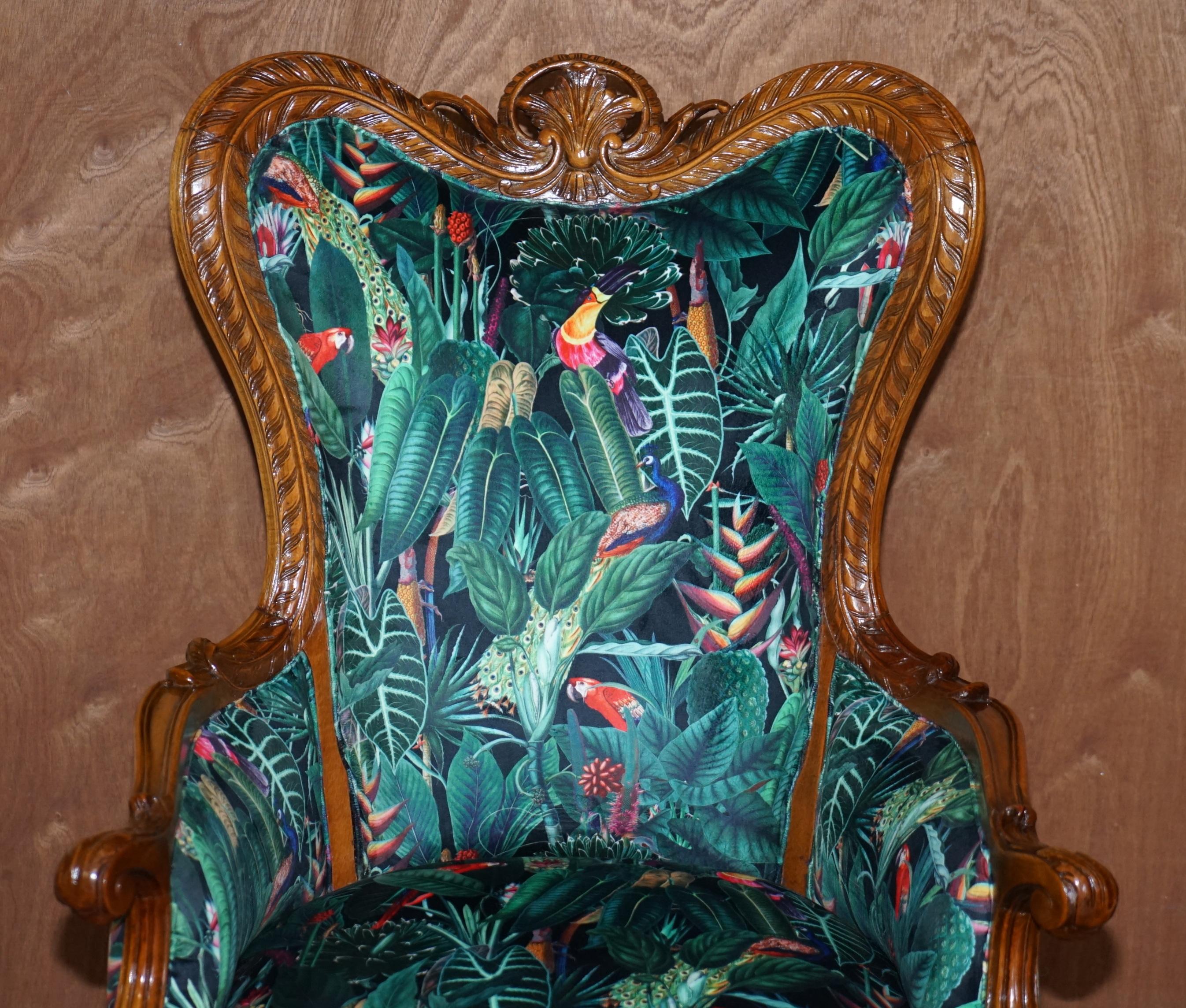 Schöner italienischer Vintage-Sessel aus geschnitztem Nussbaumholz mit Polsterung mit Paradiesvögeln (Land) im Angebot