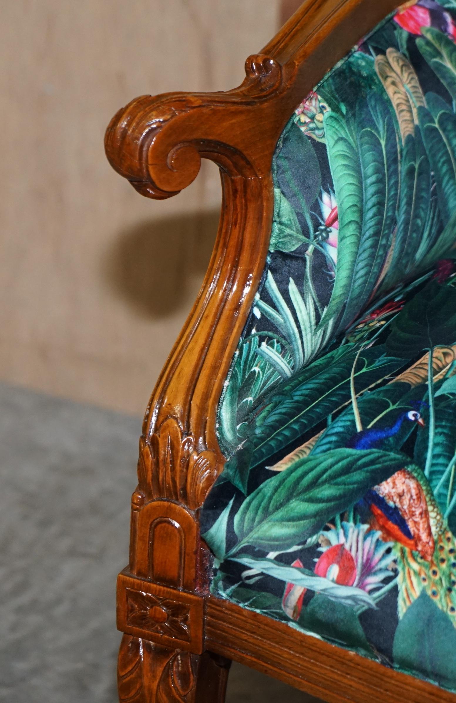 Schöner italienischer Vintage-Sessel aus geschnitztem Nussbaumholz mit Polsterung mit Paradiesvögeln im Angebot 1